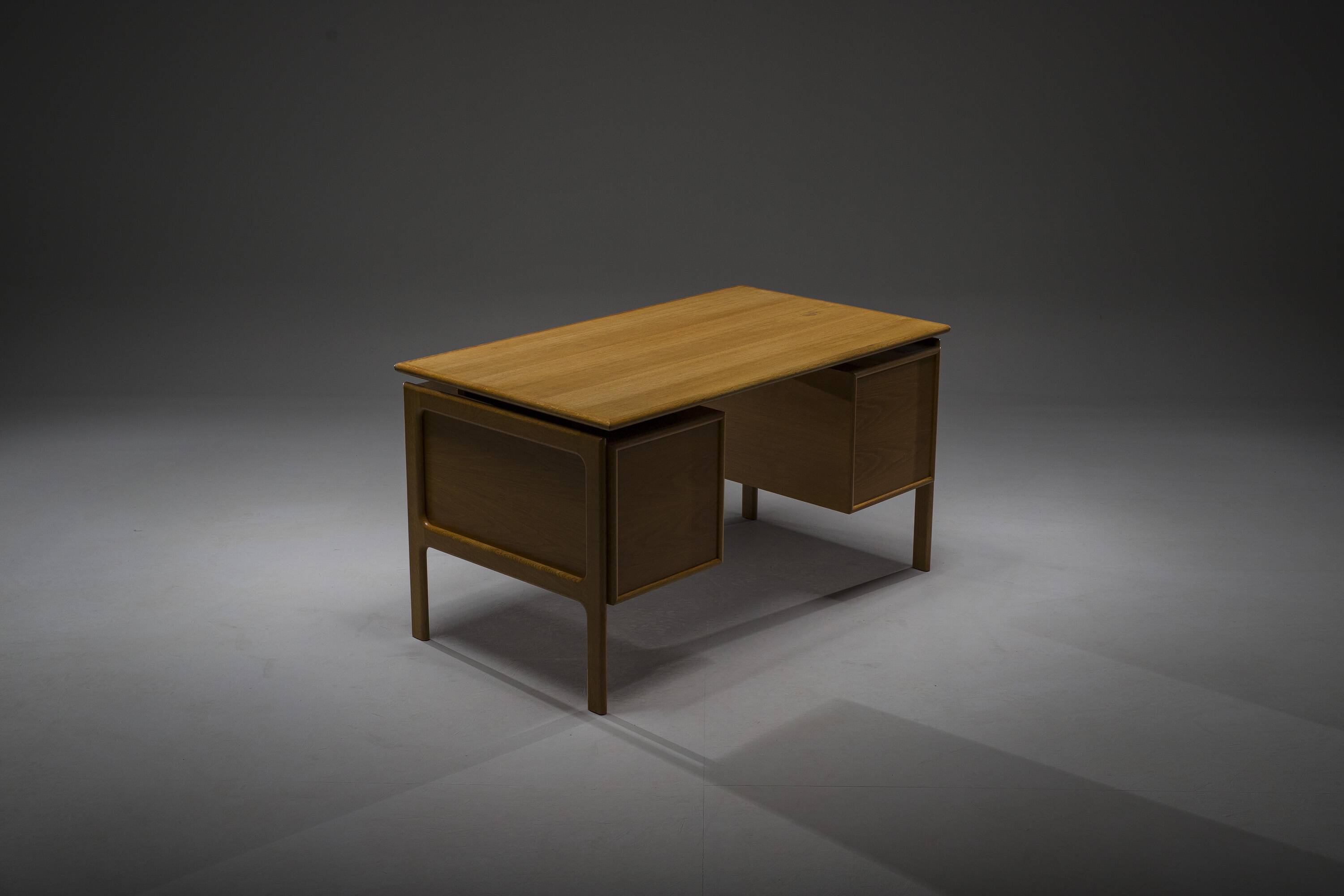Mid-Century Oak Freestanding Desk from GV Møbler, 1970s