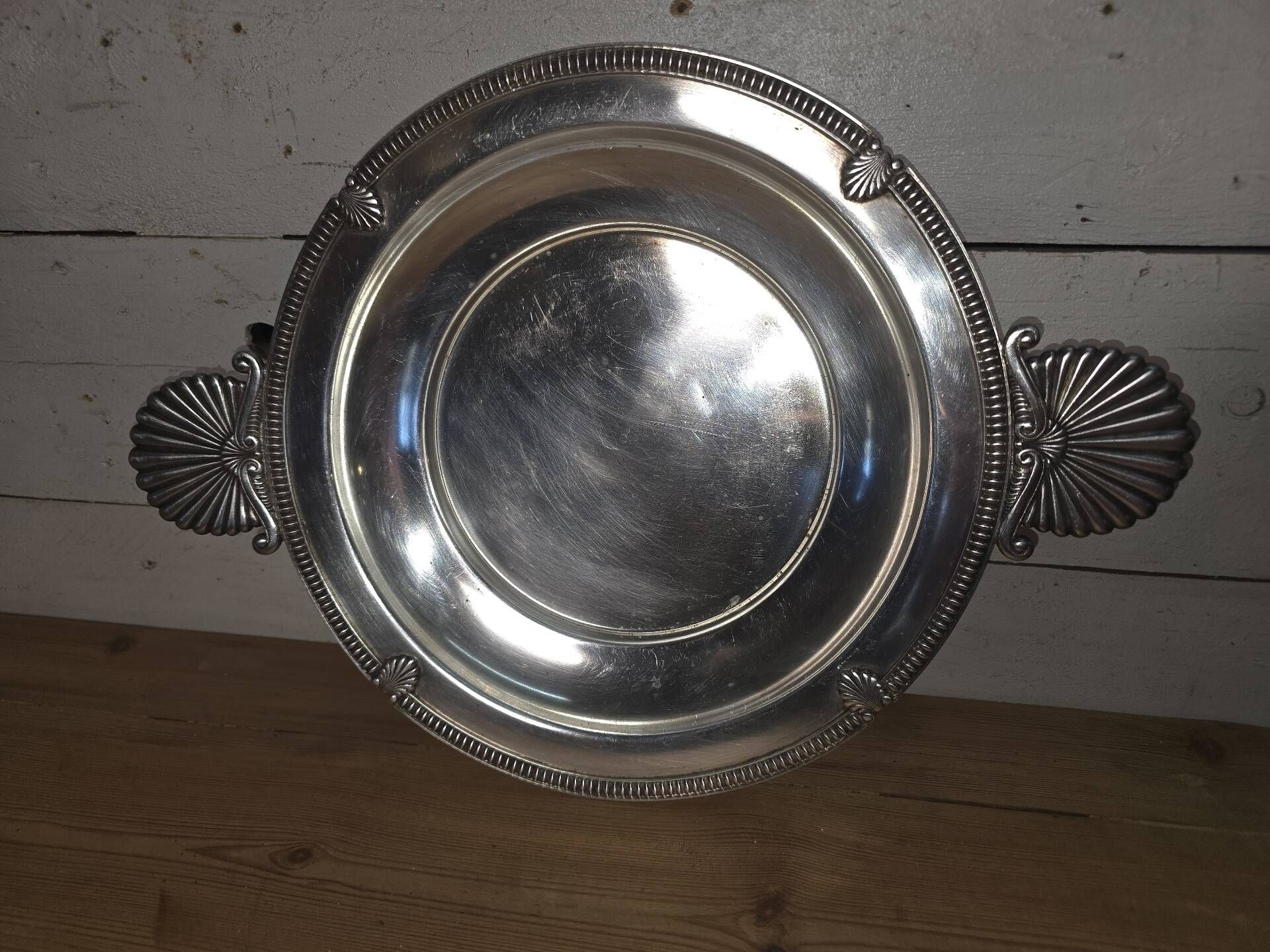 Silver-plated tray with shells