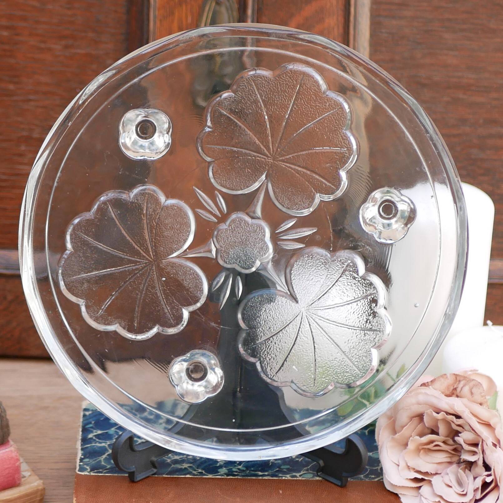Plateau décoratif rond en verre avec motif de feuilles