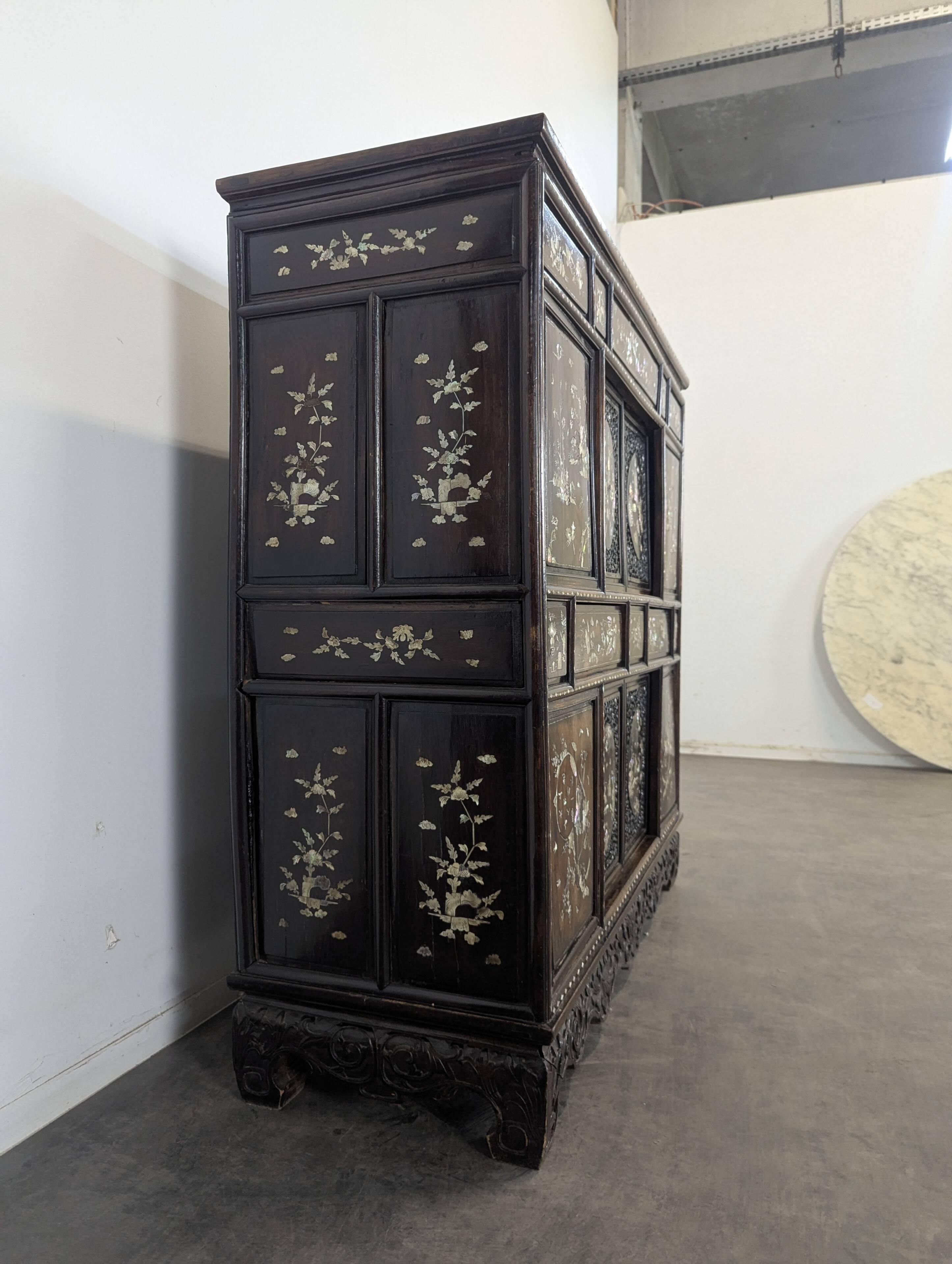 Cabinet Indochine Vietnam en bois exotique marqueterie de nacre