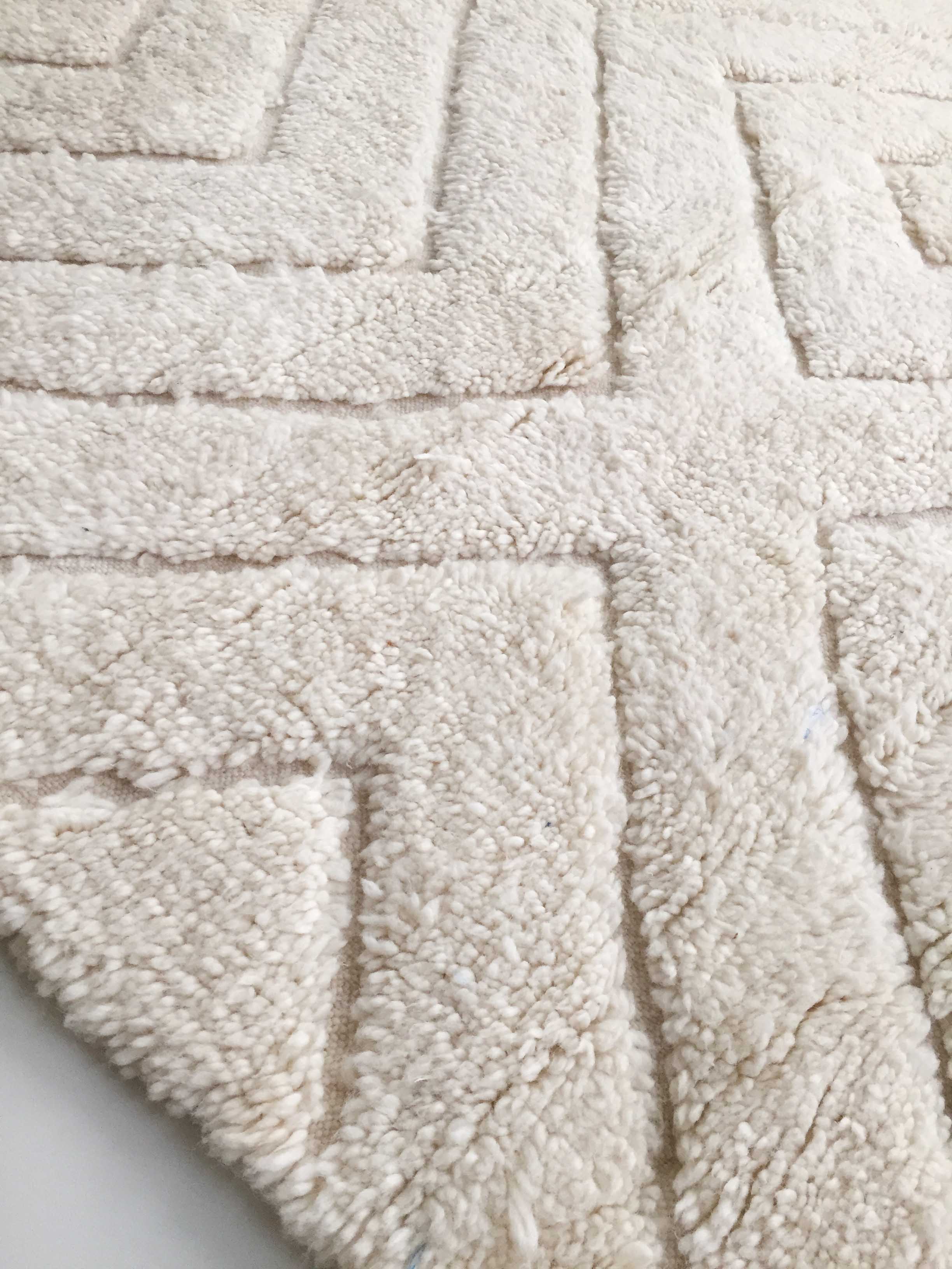 Moroccan Berber carpet Beni Ouarain unbleached with engraved diamonds 305x198cm