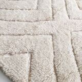 Moroccan Berber carpet Beni Ouarain unbleached with engraved diamonds 305x198cm