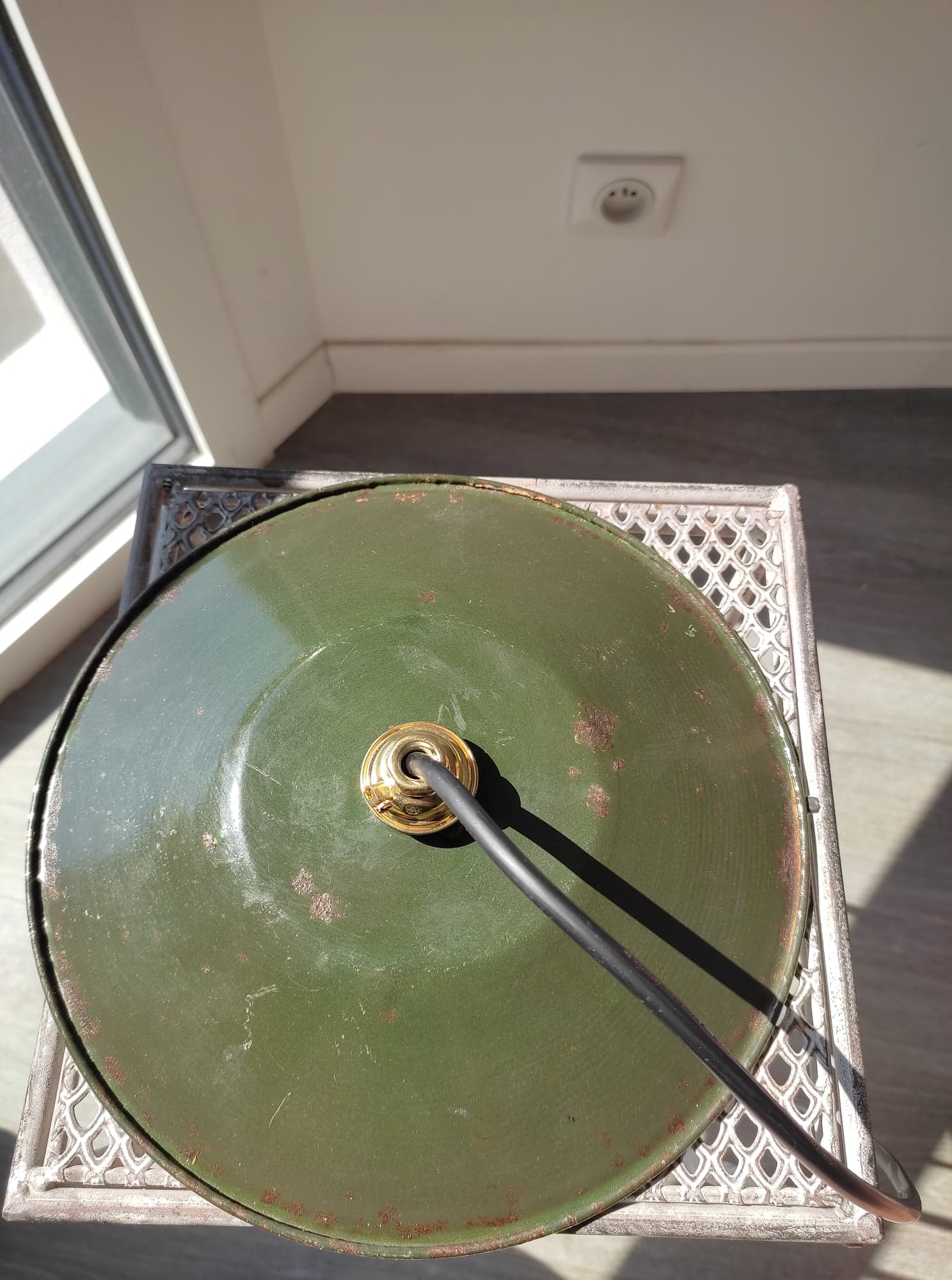 Old suspension in green enamelled sheet metal