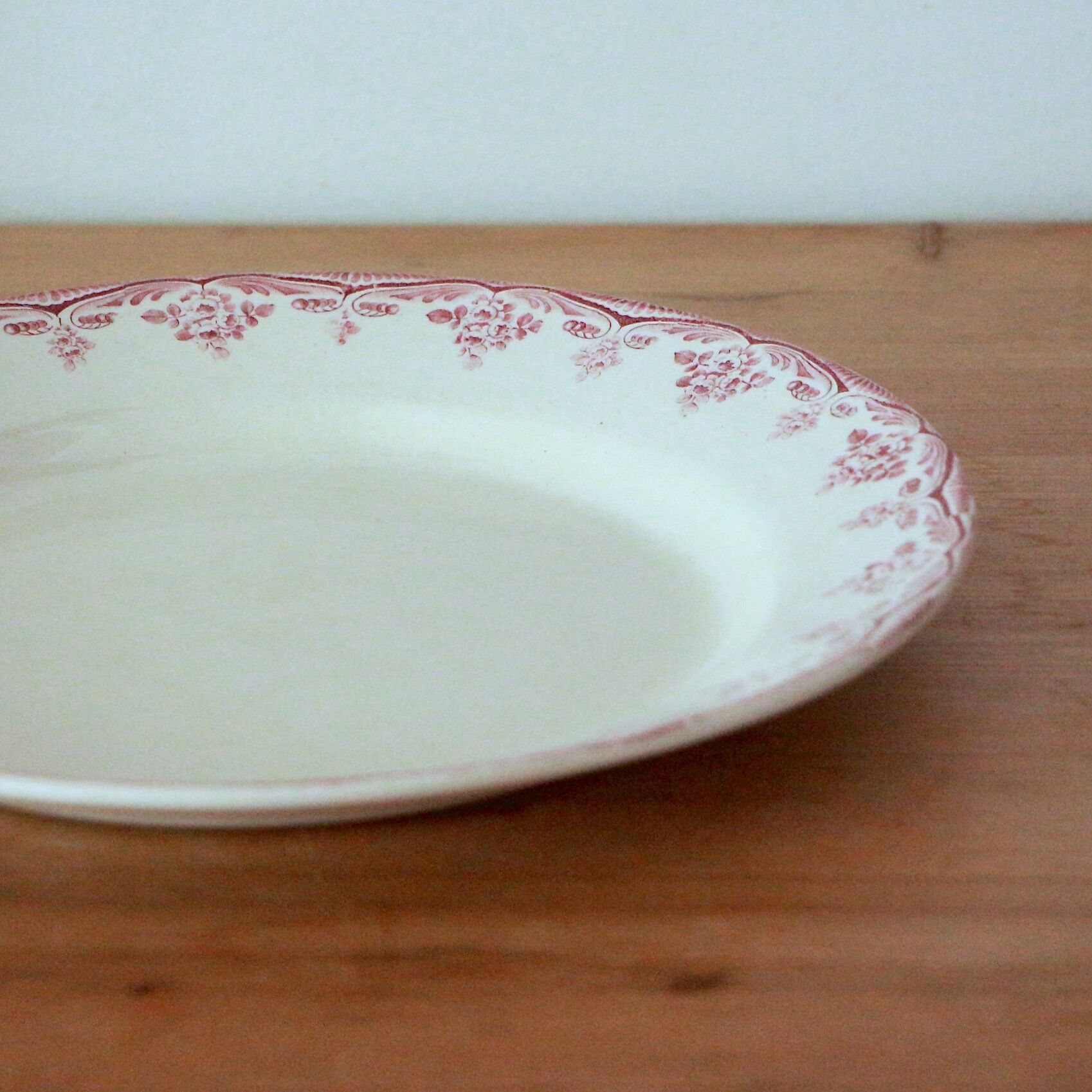 Pair of plates red motif Boulenger