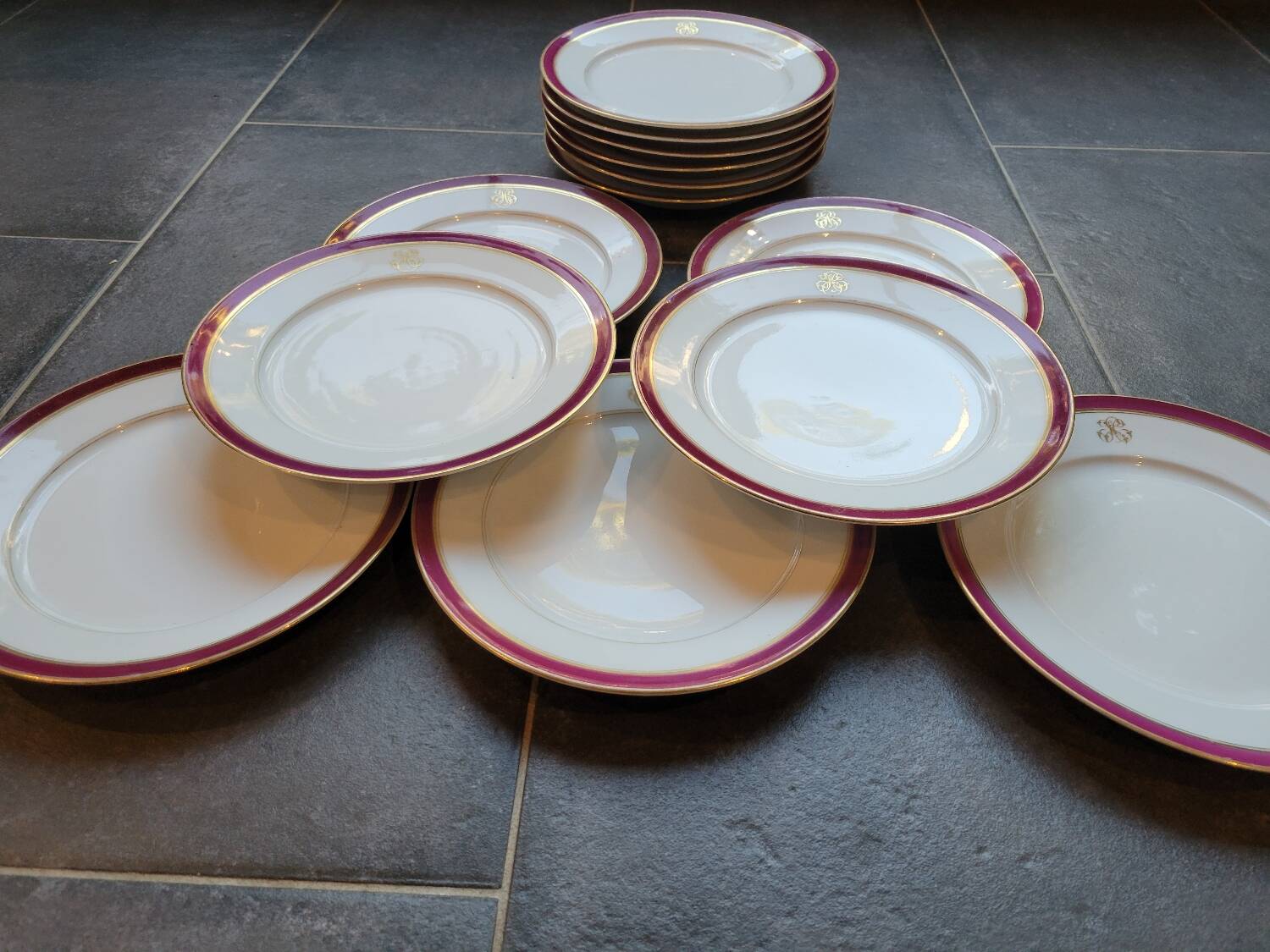 13 assiettes à dessert monogramme HS