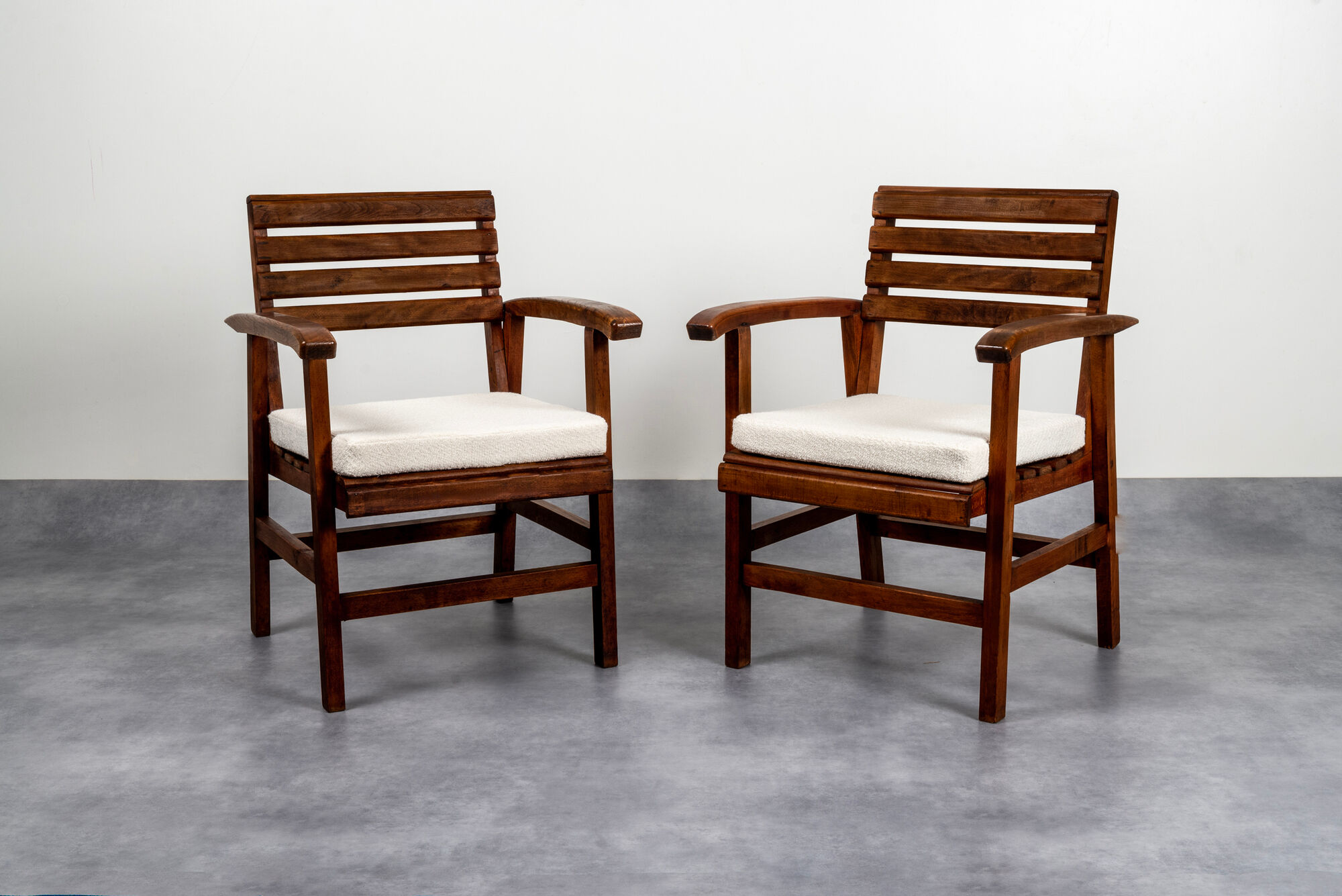 Oak armchair from the 50s with Lelièvre buckle cushion