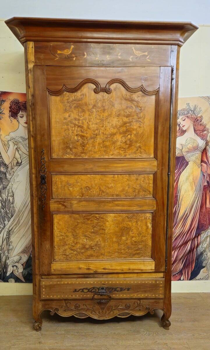 Armoire Bonnetiére régionale en noyer et marquéterie – époque XVIIIe siècle