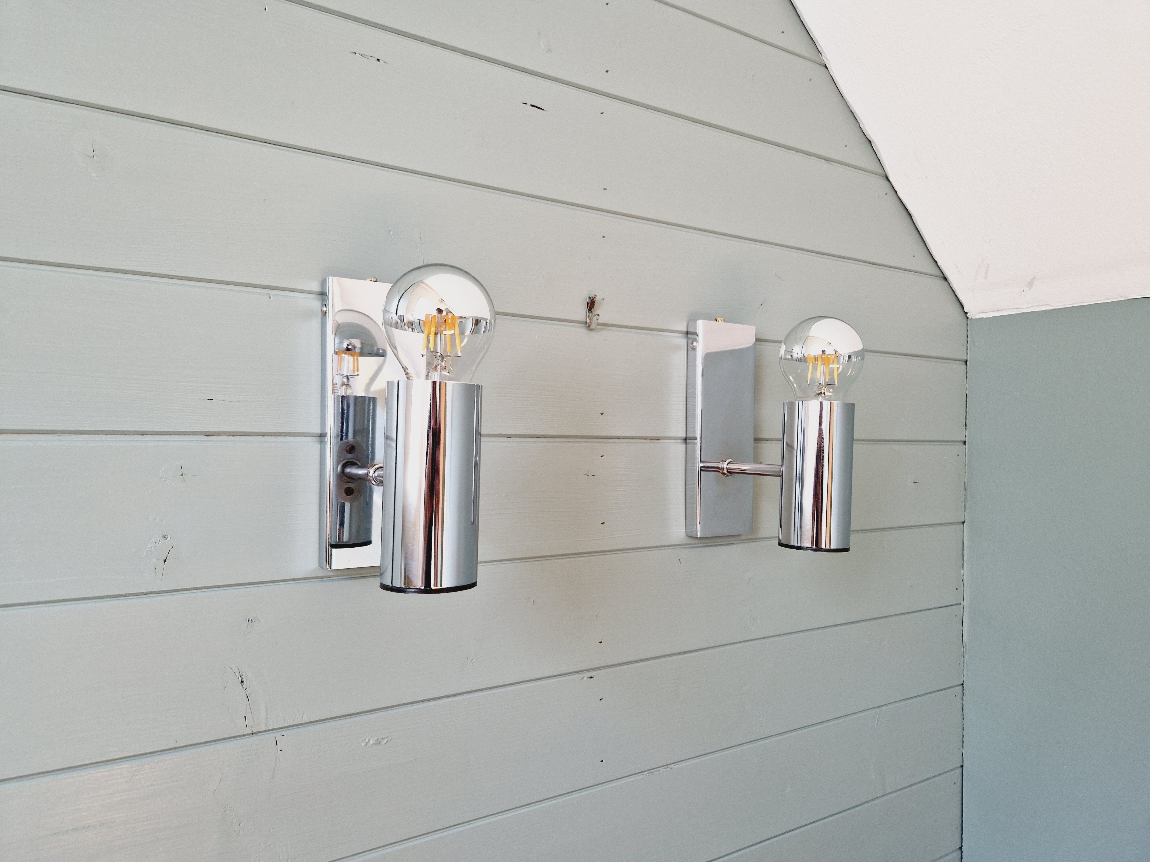 Pair of tubular wall sconces in chrome metal, 1970.