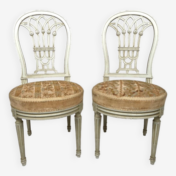 Paire de chaises en bois laqué blanc de style Louis XVI, XXe