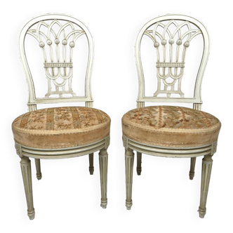 Paire de chaises en bois laqué blanc de style Louis XVI, XXe