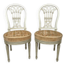 Paire de chaises en bois laqué blanc de style Louis XVI, XXe