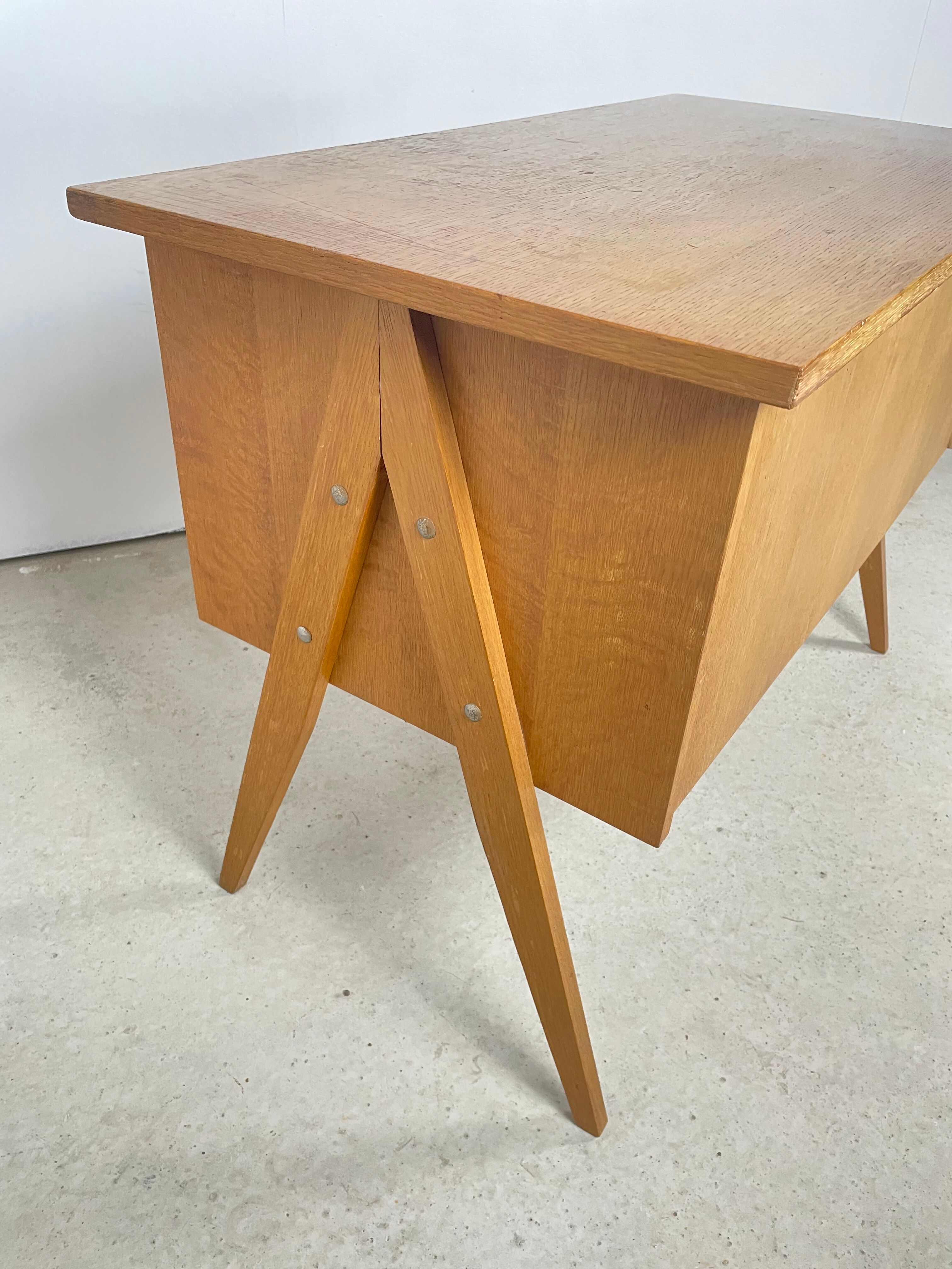 Desk feet compass in oak, 1950