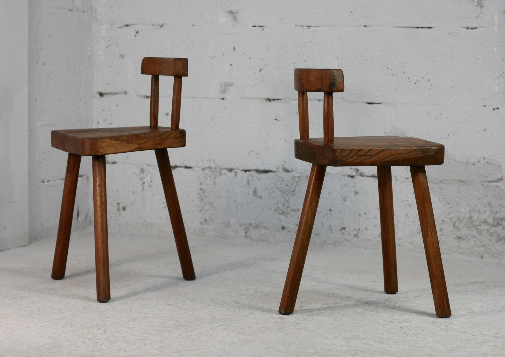 Paire de tabourets tripodes à dossier brutalistes, France, circa 1960