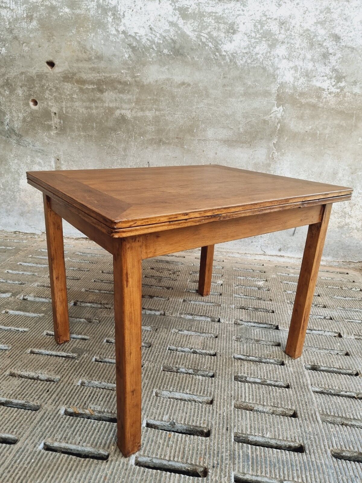 Dining table extendable