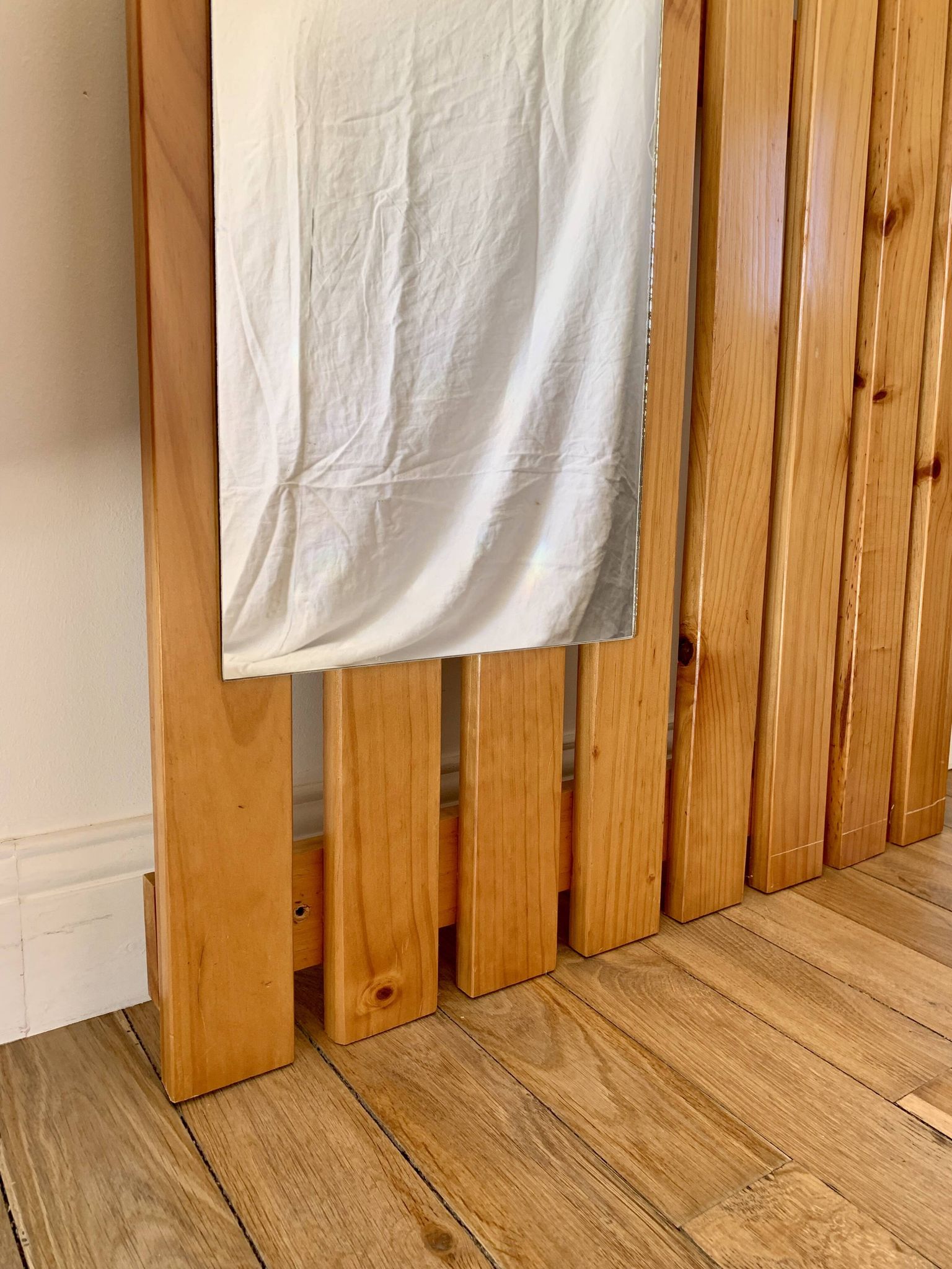 Mirrored coat rack in blond pine from the 70s and 80s