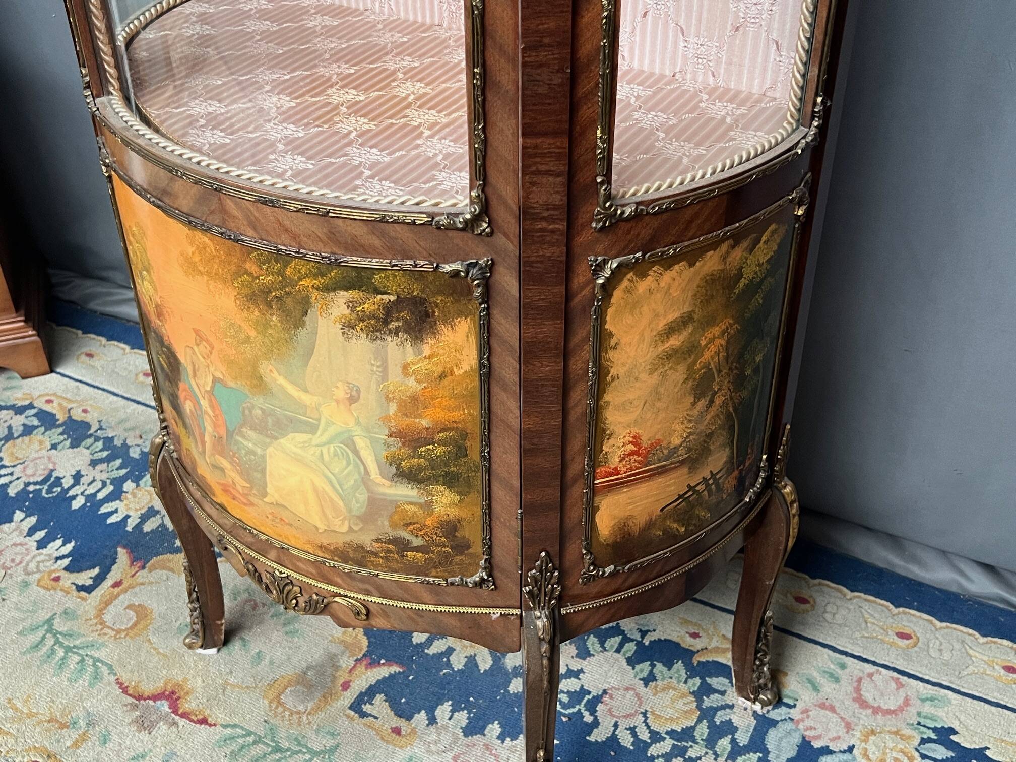 Vitrine de style Martin. Peinte à la main, placage en palissandre, décoration en bronze.