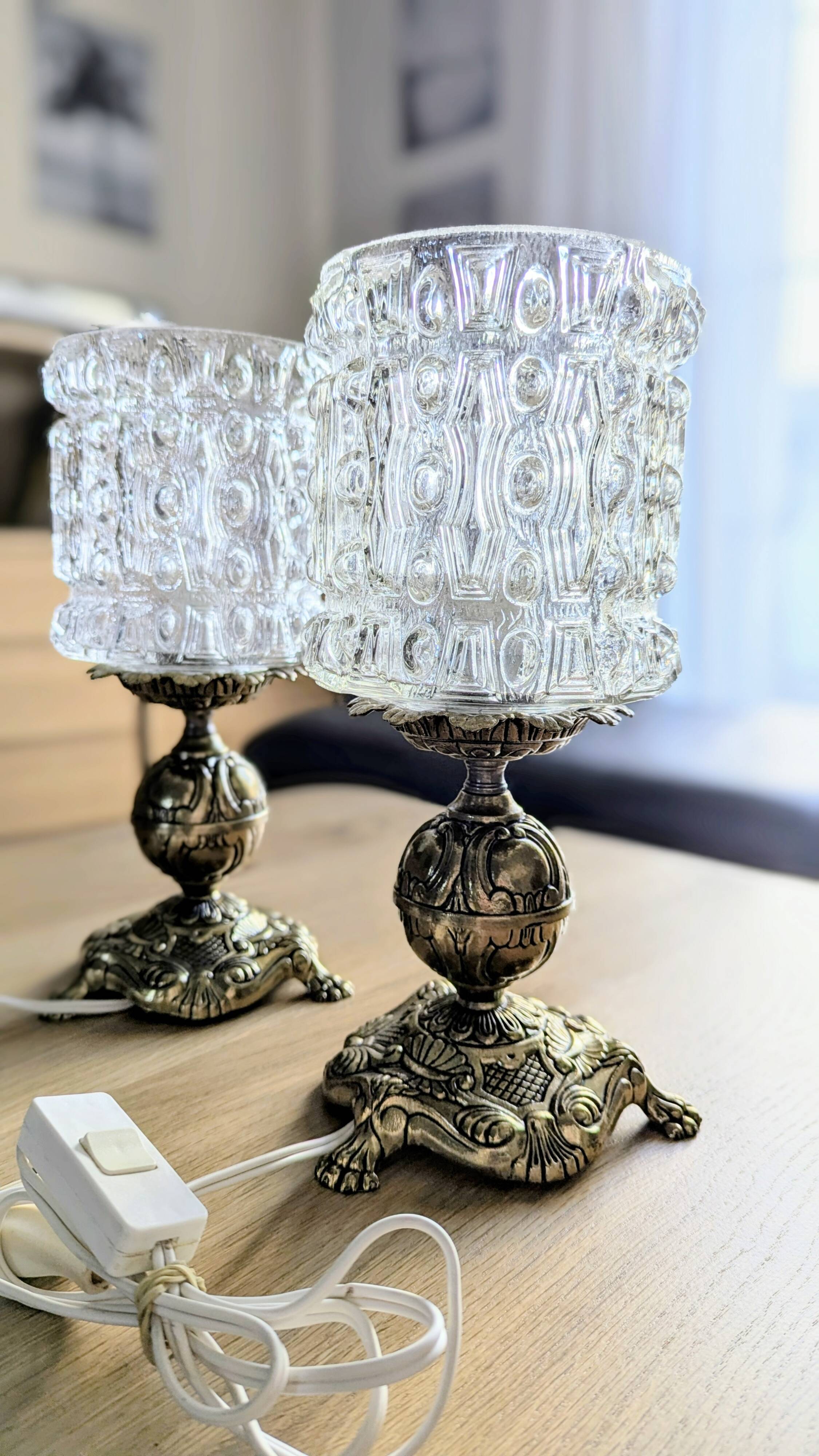 Paire de lampes à poser avec globes (L-0182)