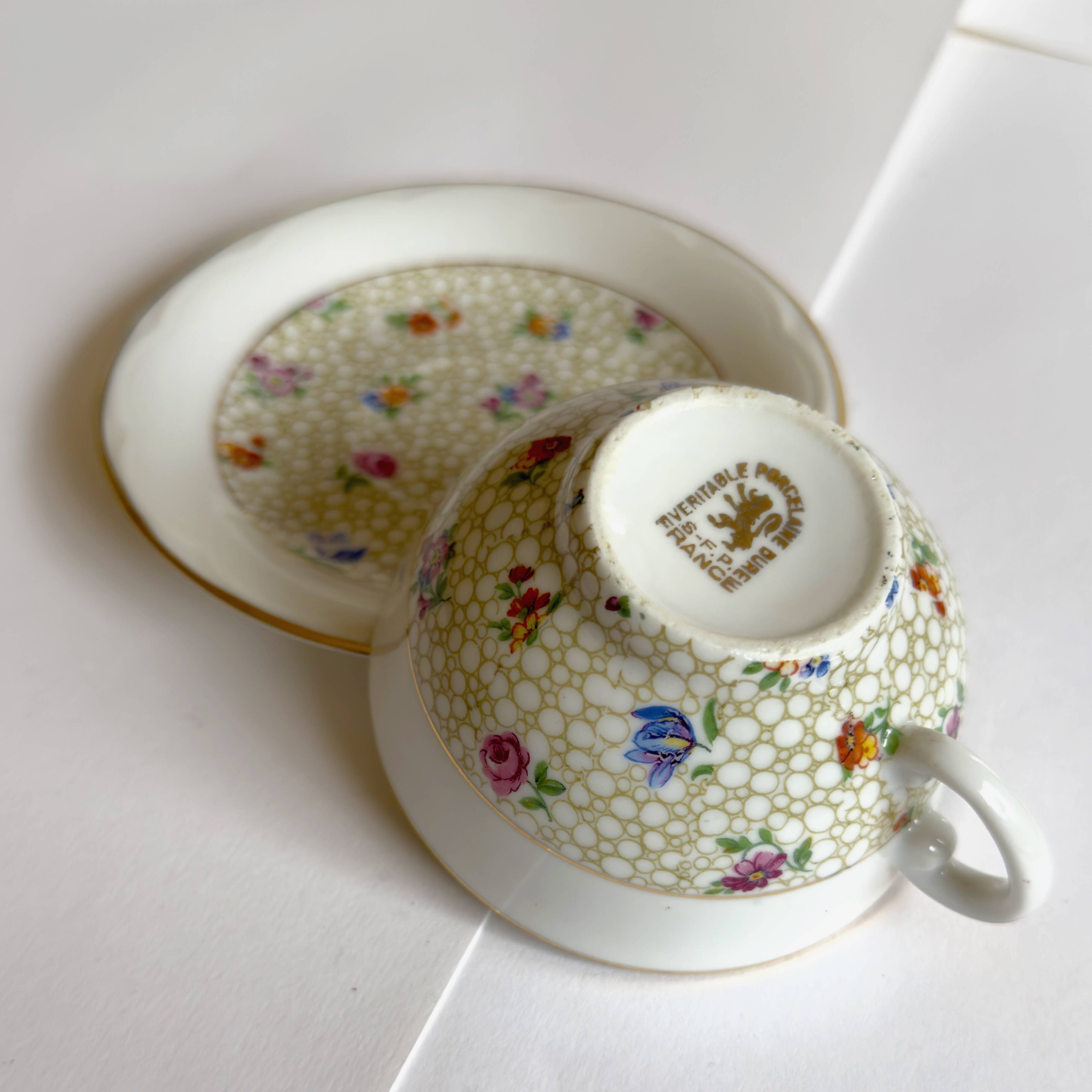 Service de 8 tasses à café et 8 coupelles en porcelaine S.F.P. Société Française de Porcelaine