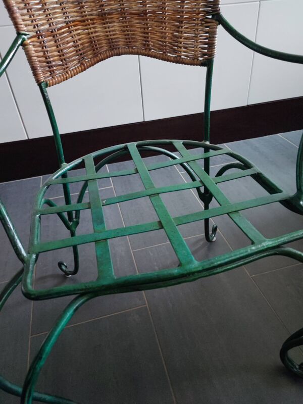 Chaise en métal et rotin avec un décor de vigne et raisin