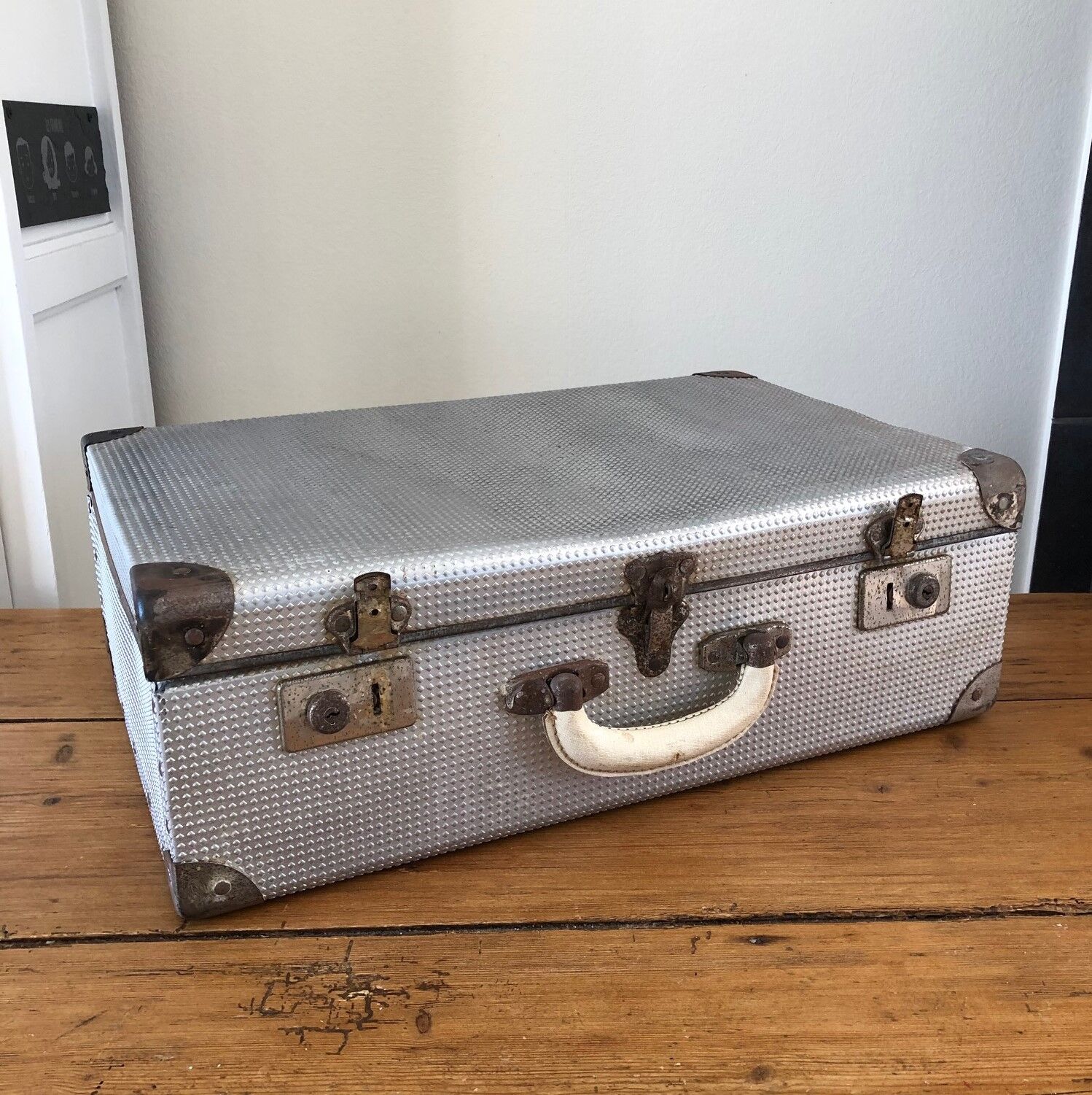 60' vintage vintage undue metal travel case