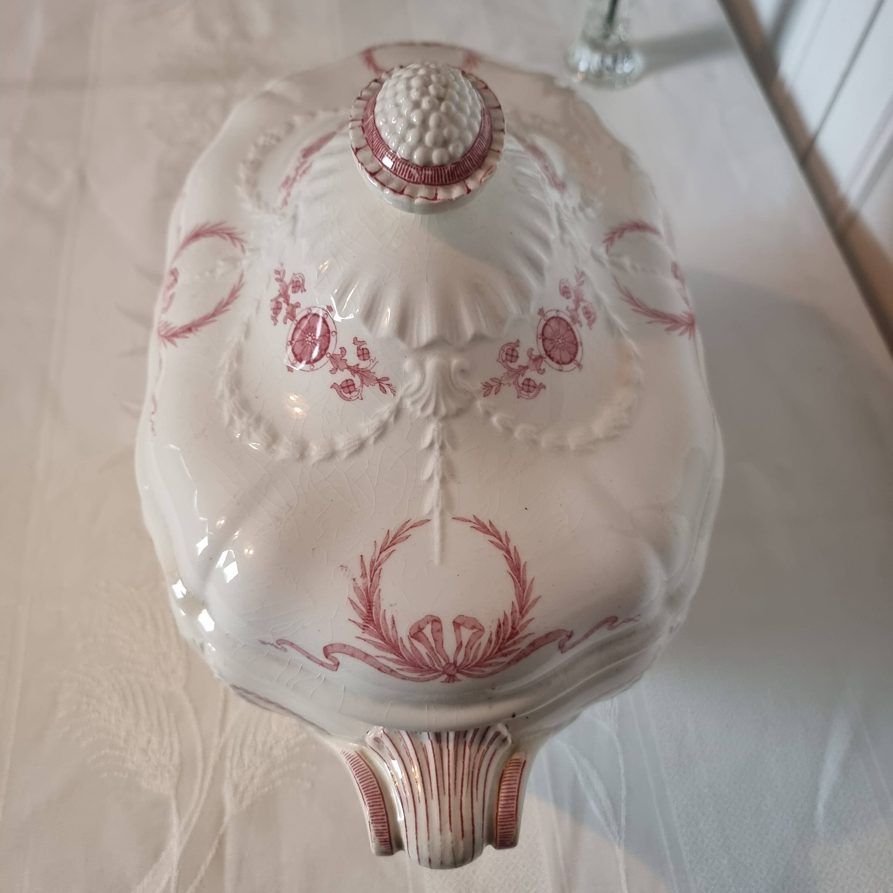Superb and large English porcelain soup tureen by Minton (19th century)