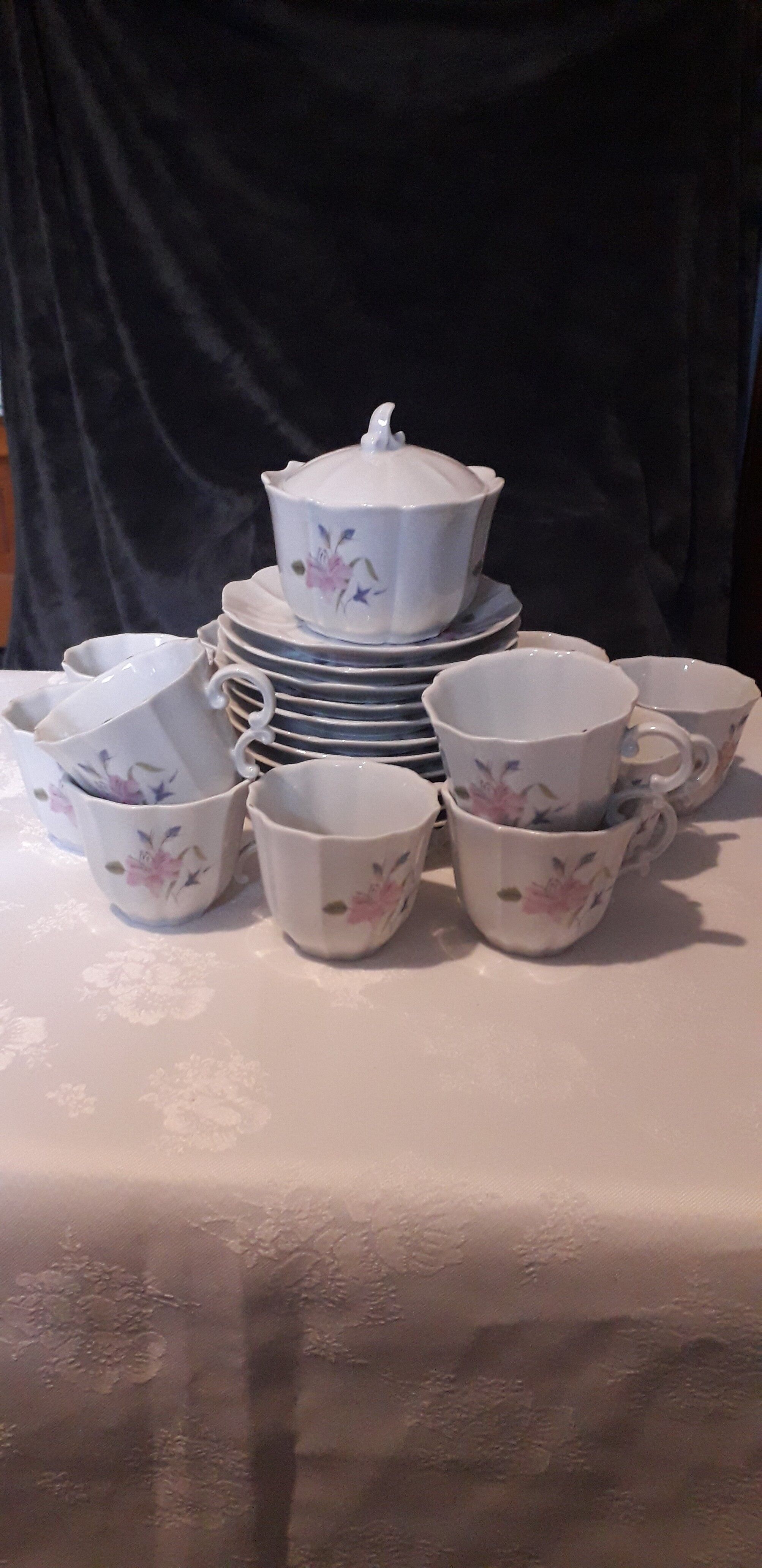 Coffee service: 12 cups and saucers + sugar in fine Limoges porcelain