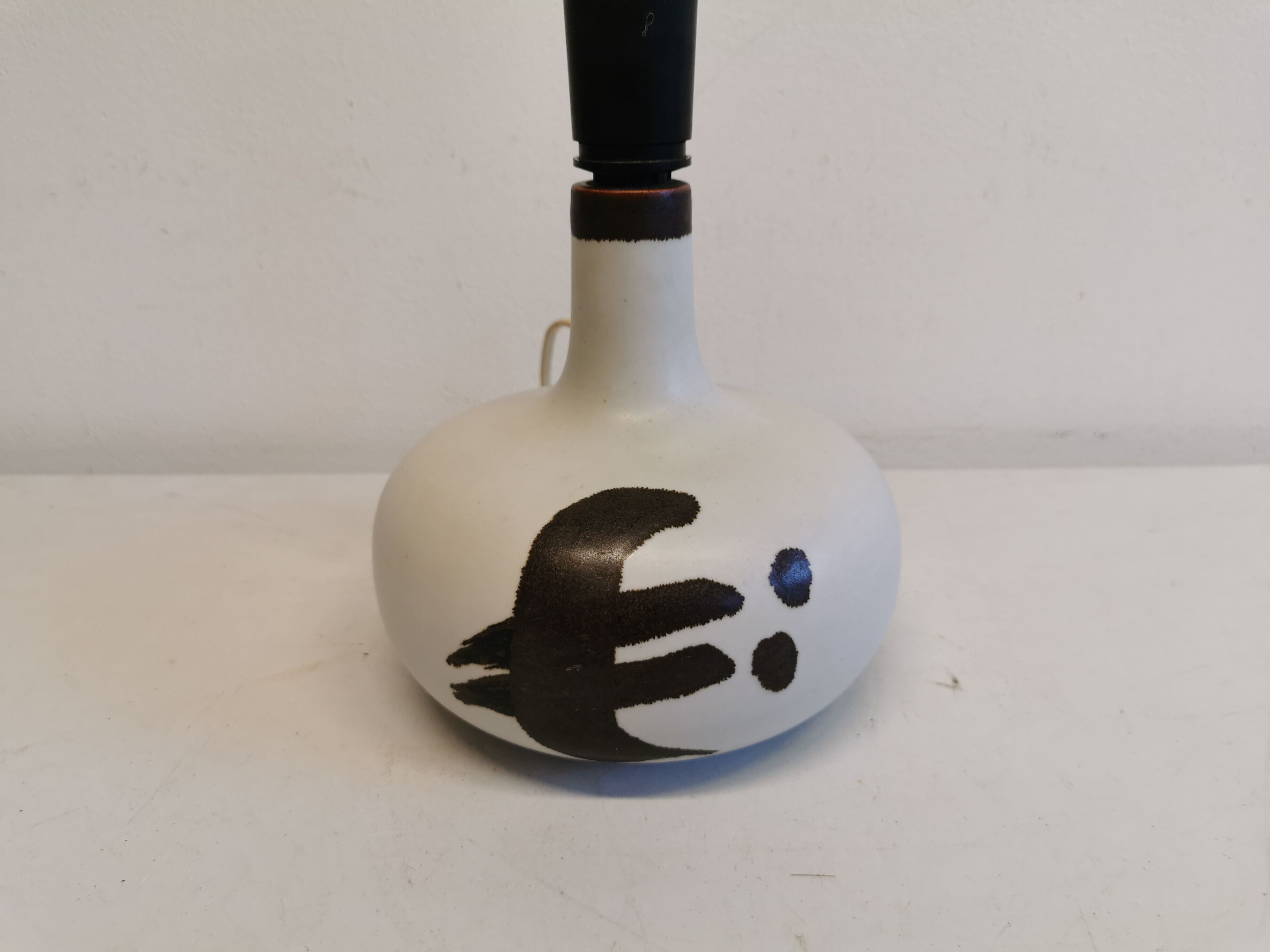 Ceramic table lamp designed by Danish Axel Larsen for his company Axella back in the 1960s.