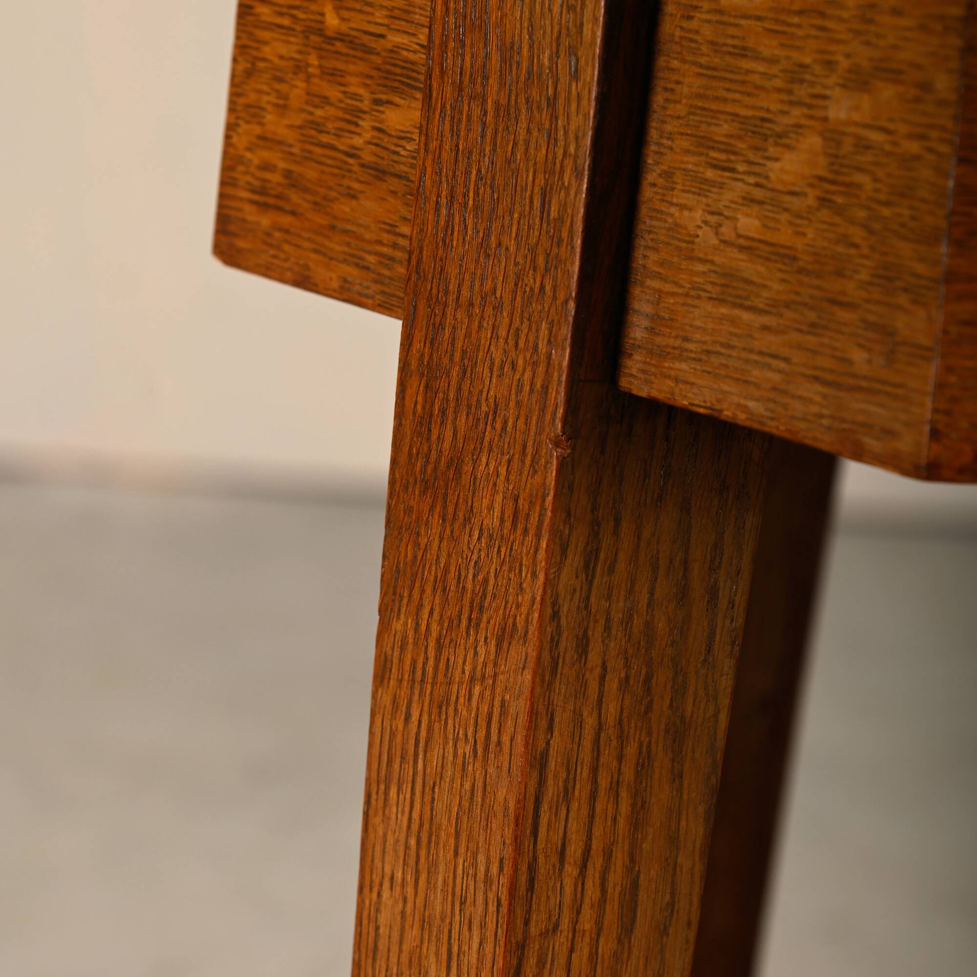 Table d'appoint octogonale en chêne de l'École de La Haye Art Déco architecturale