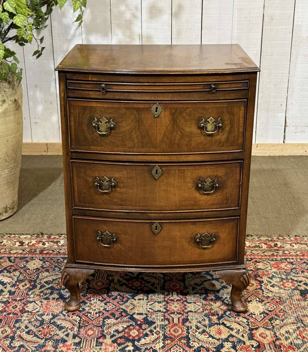 Commode anglaise en noyer des années 1950