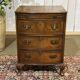 Commode anglaise en noyer des années 1950