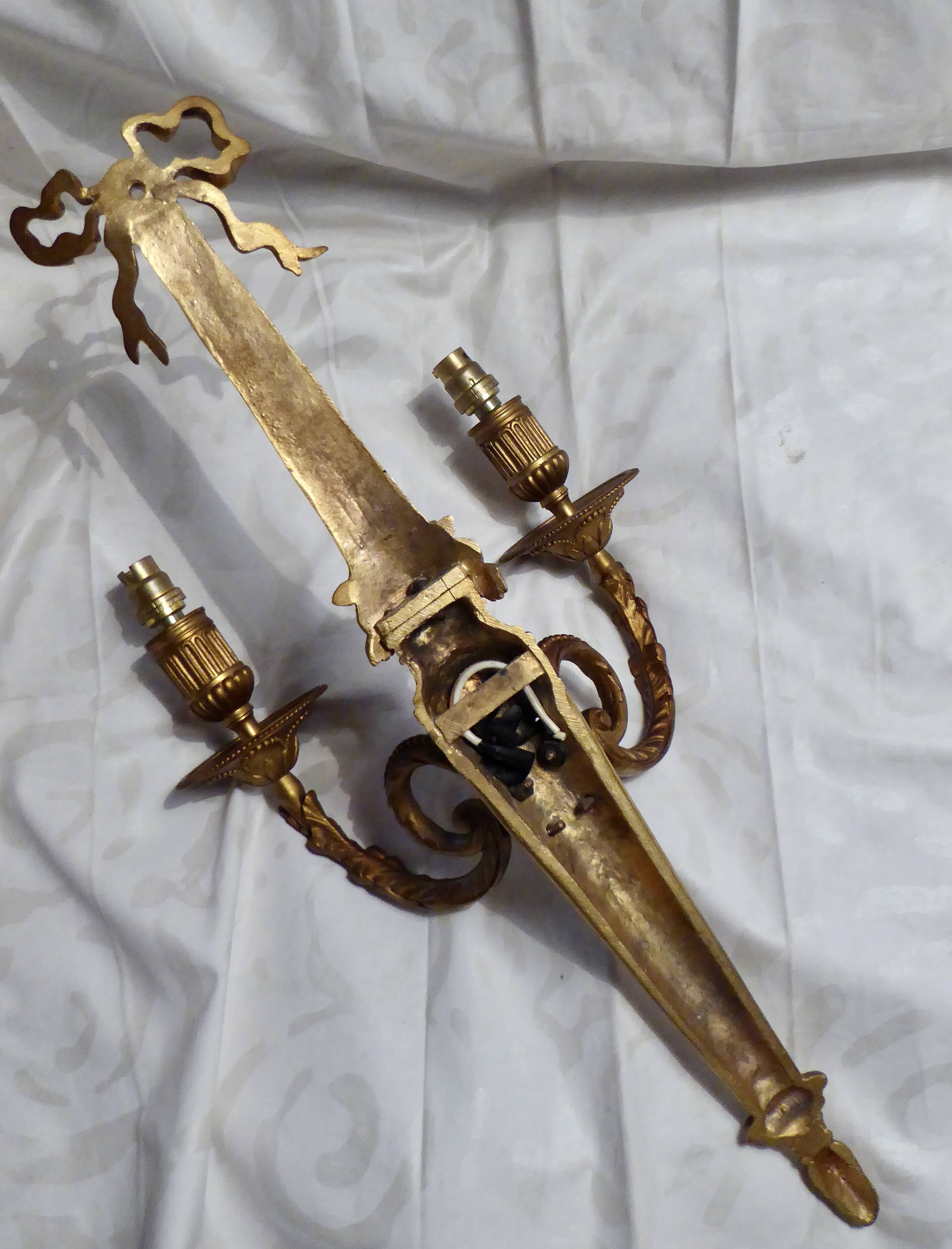 Bronze wall light in Louis XVI style