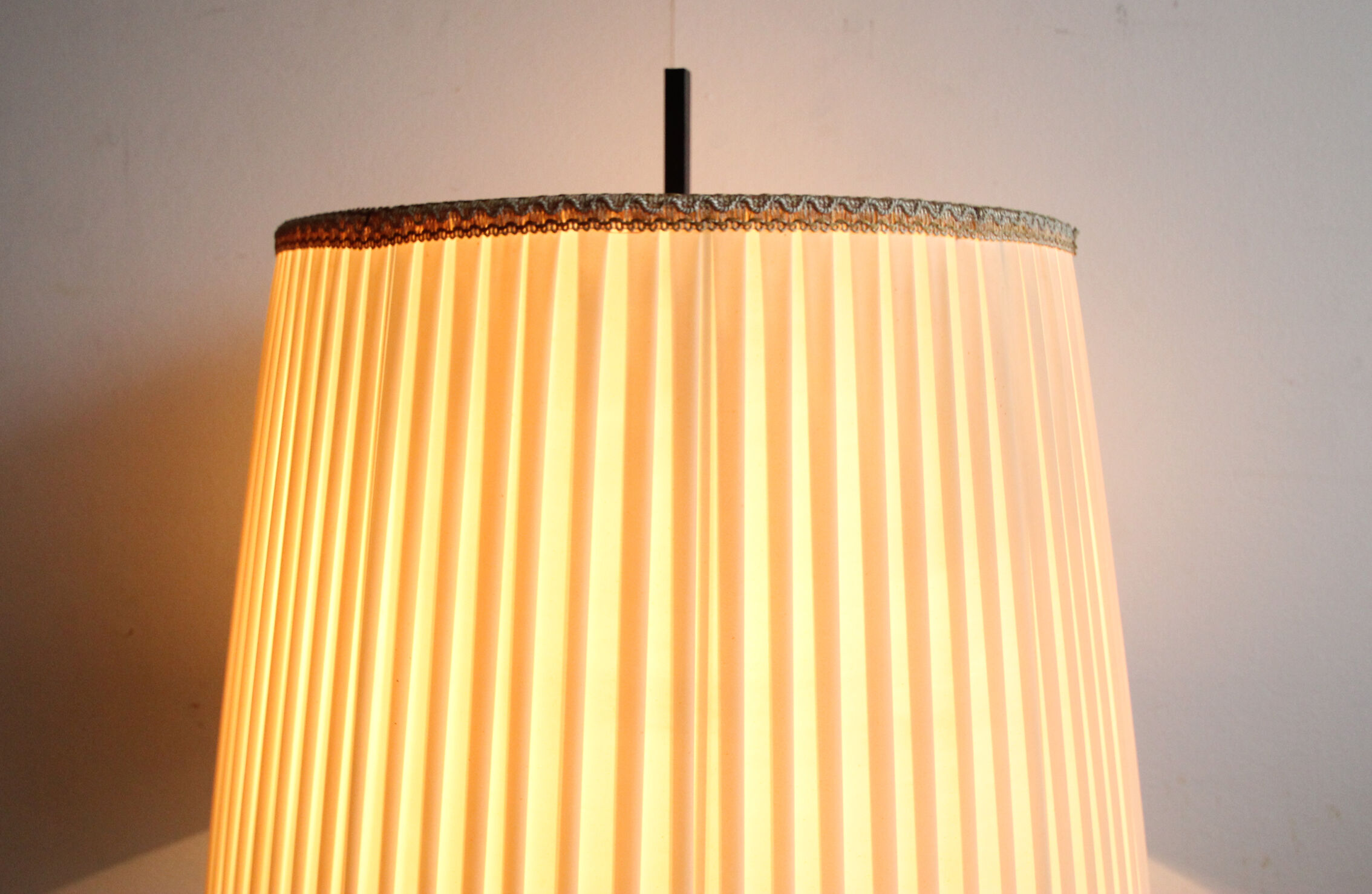 1950s floor-lamp in brass and plissé