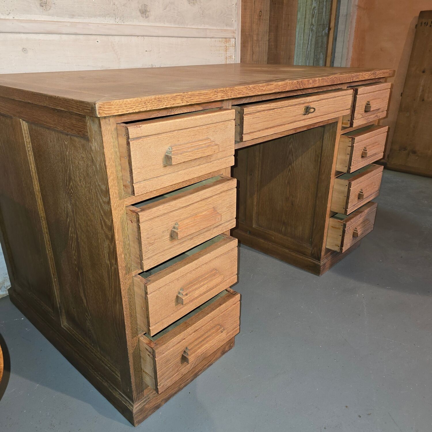 Pedestal desk