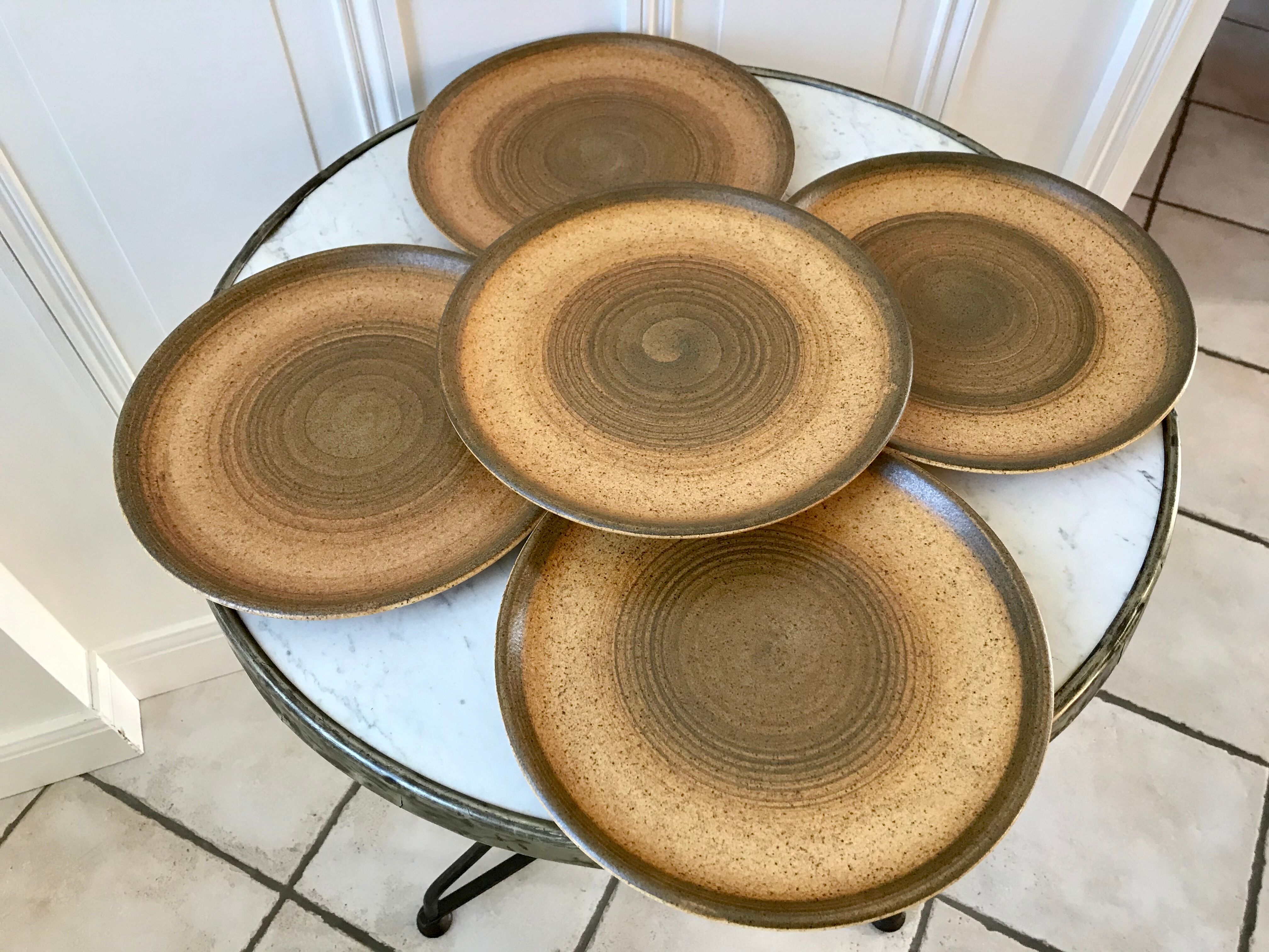 Set of 5 flat plates in Longchamp 60s sandstone painted by hand