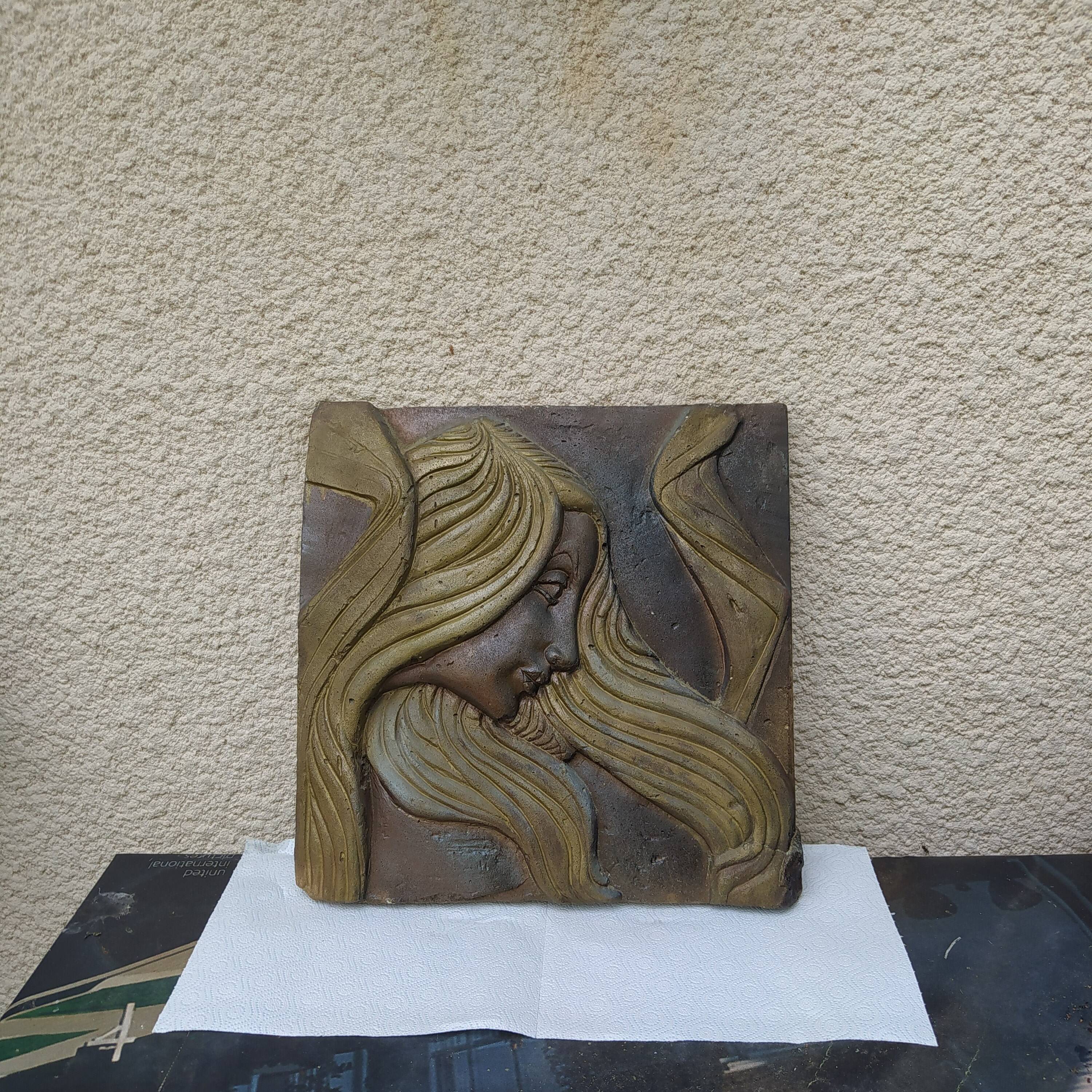 Bas relief en pierre style Art Déco, femme cheveux au vent
