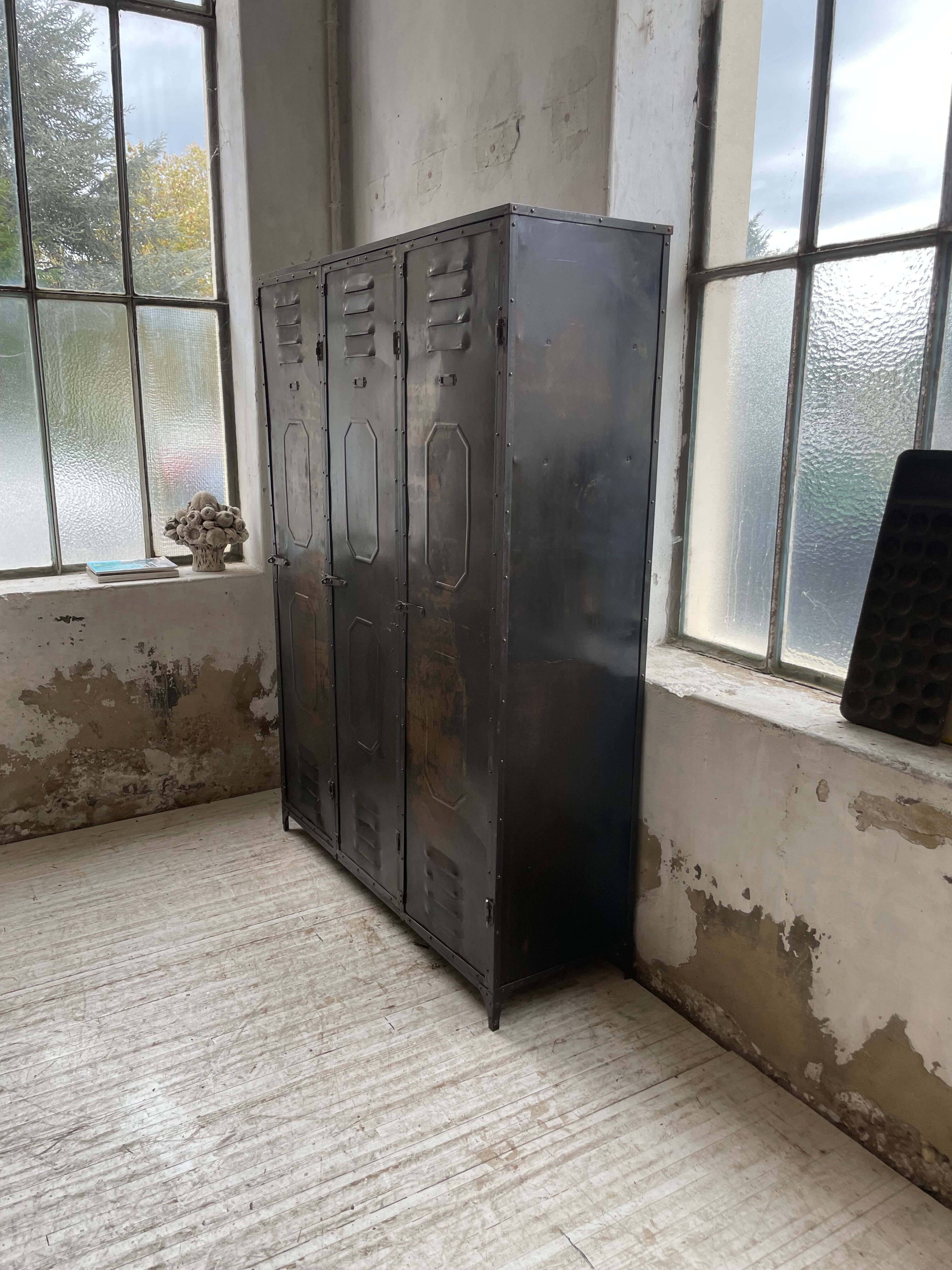 Riveted metal cloakroom Swchartz 1920