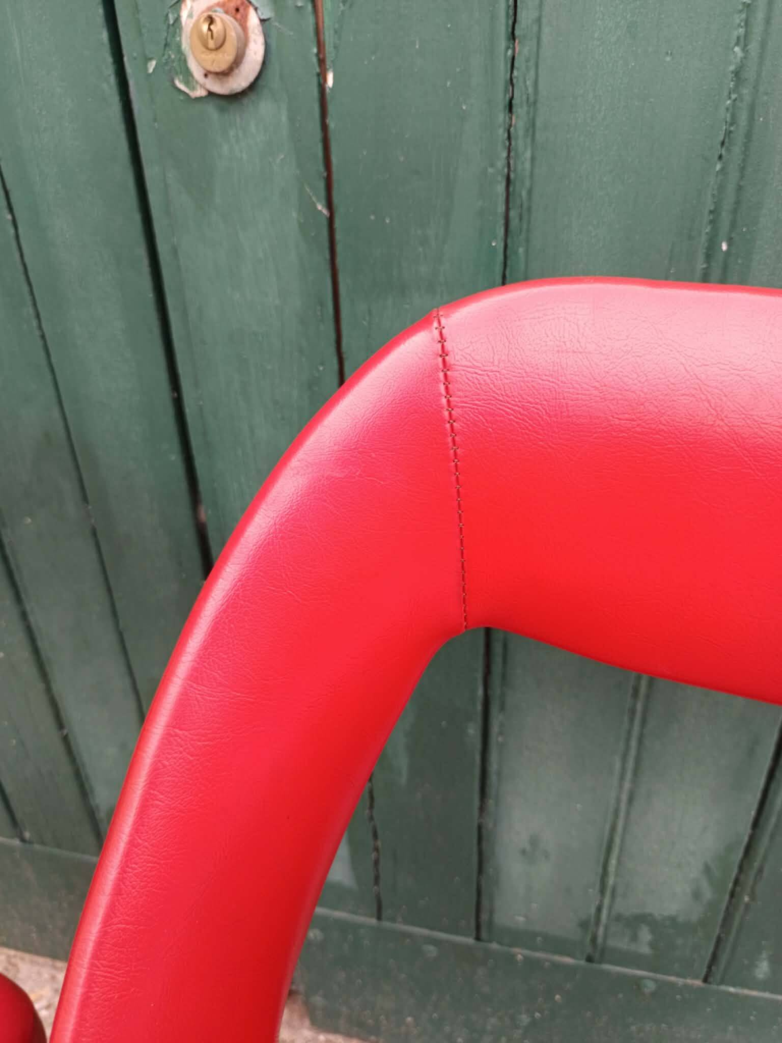 Paire de fauteuils Skaï rouge 1970