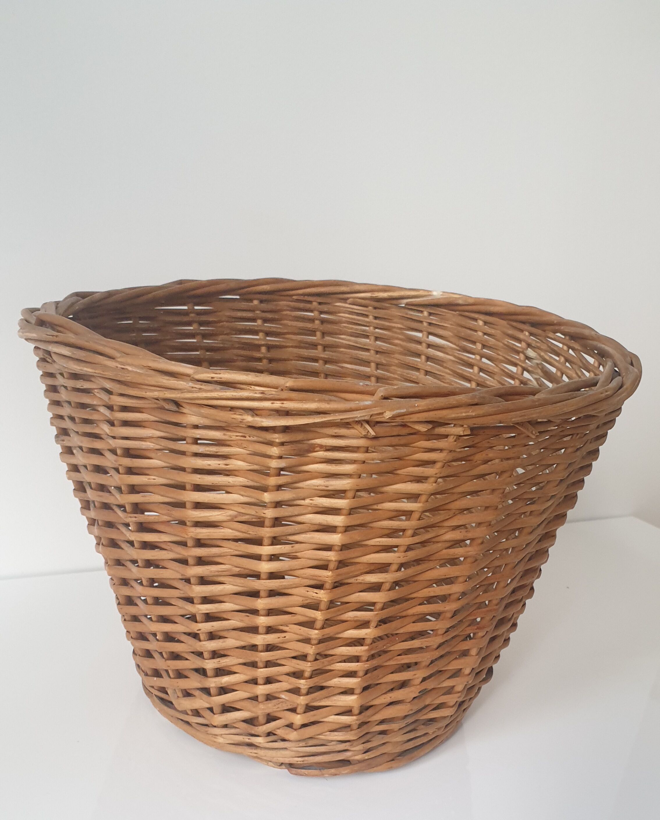 Panier en rotin ancien