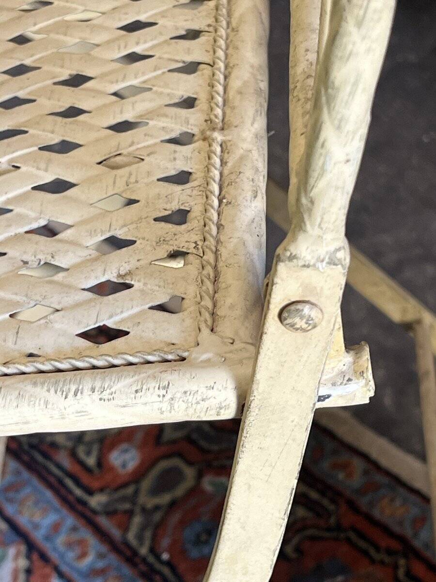 Foldable garden or terrace furniture set made of sheet metal and woven, perforated wrought iron, 5 pieces.