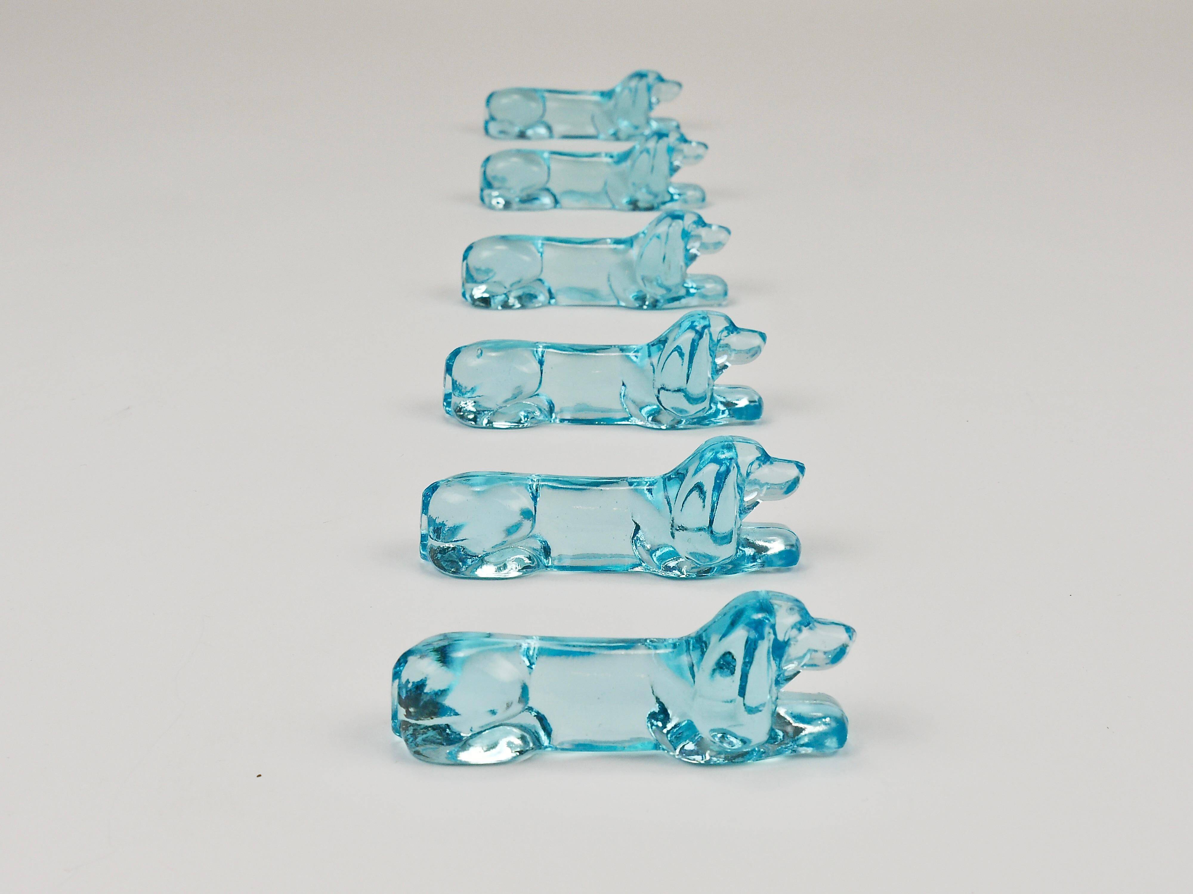 6 repose-couteaux Art déco français en verre bleu clair, années 1930 représentant un teckel ou basset