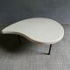 Table basse tripode, forme goutte d'eau, années 60