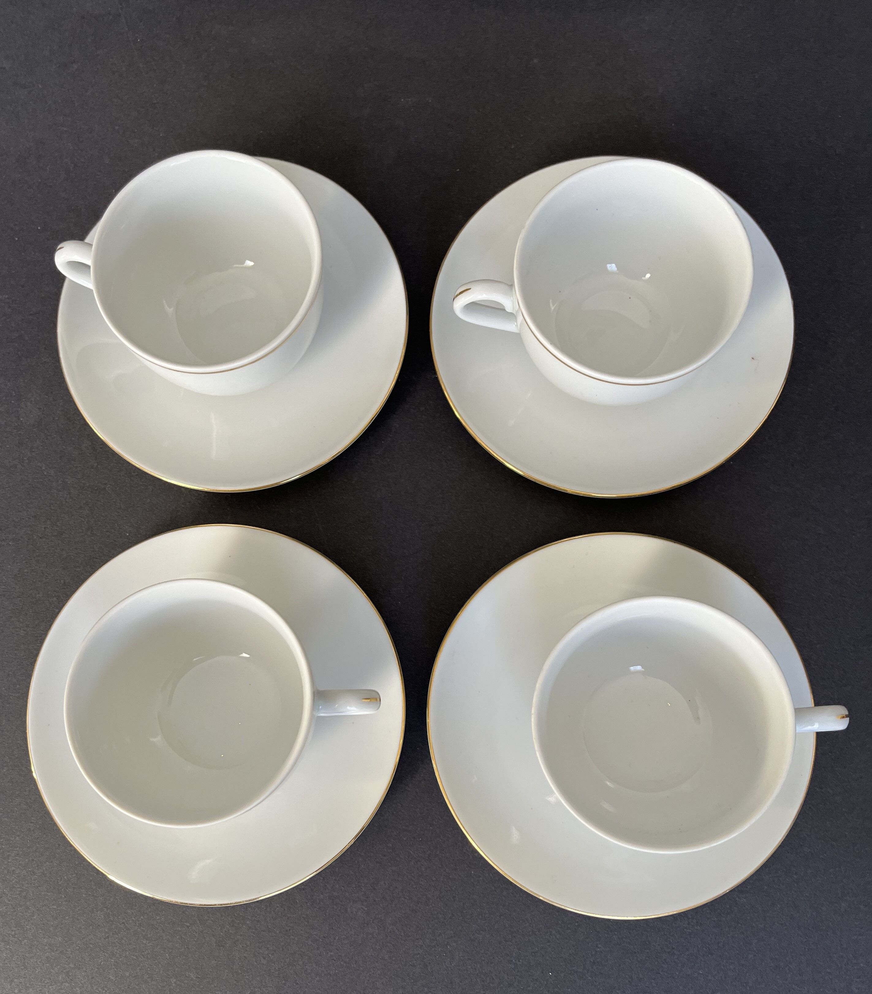 Set of 4 porcelain cups and sub-cups