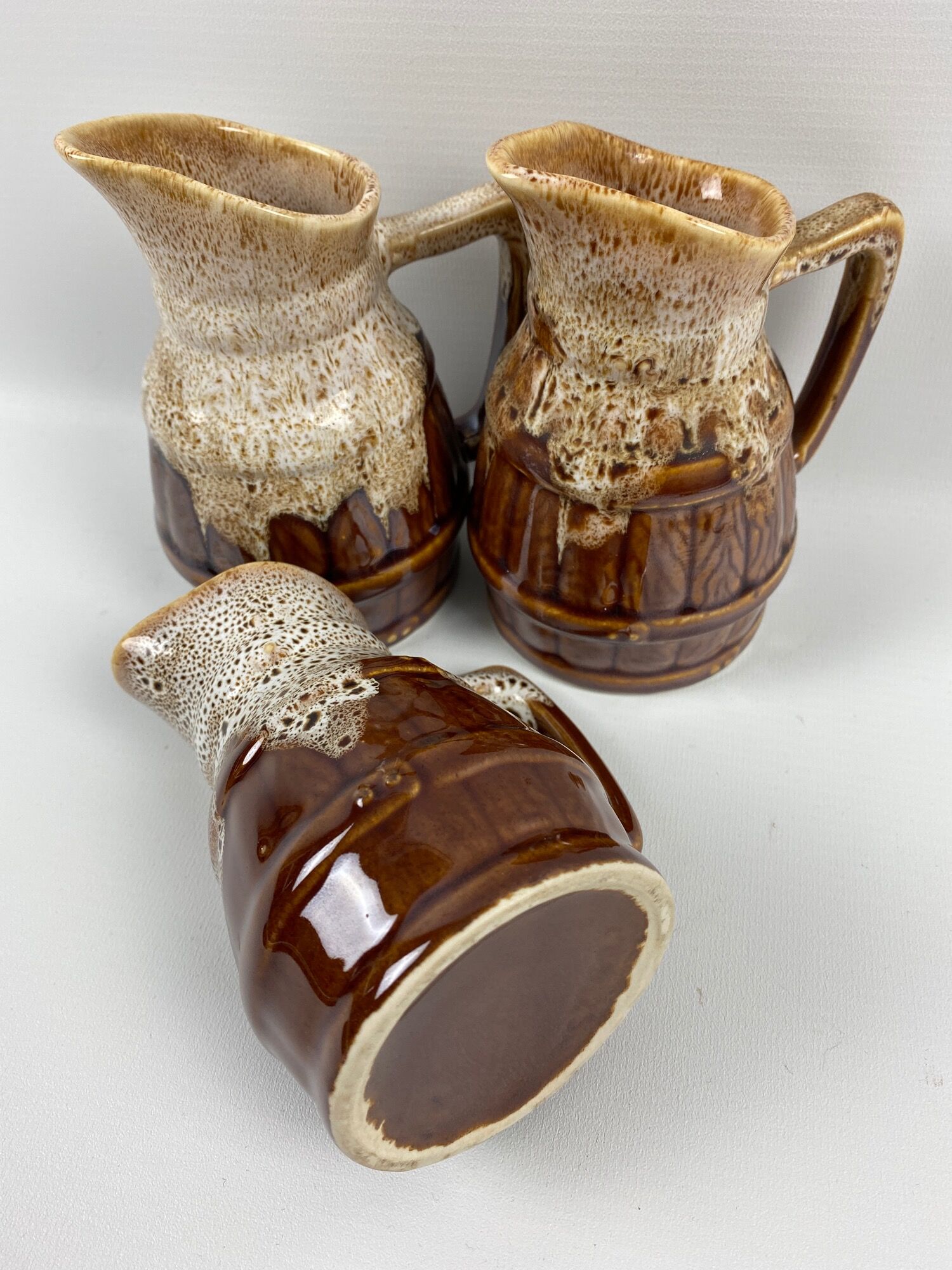 3 pichets à vin en céramique brune