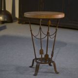 Arrow-mounted pedestal table