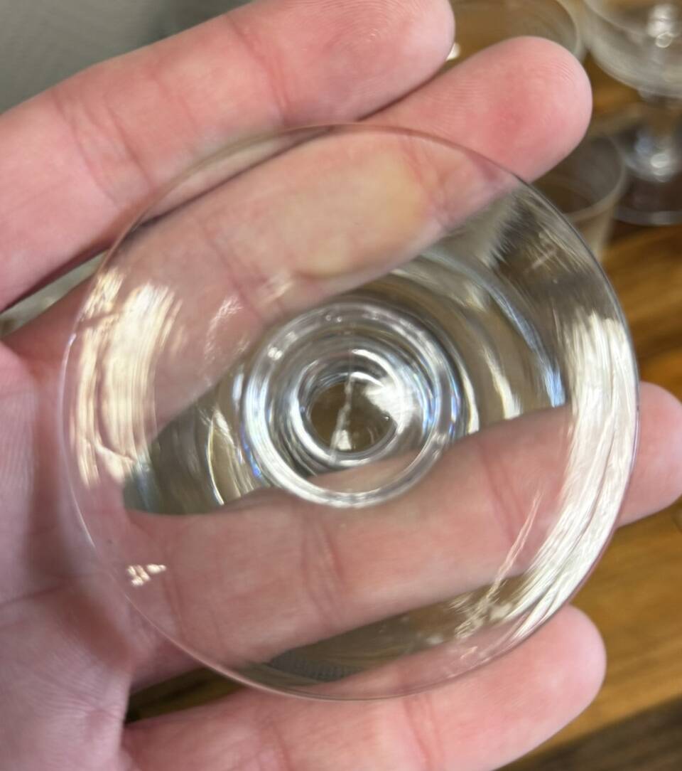 Service en cristal gravé comprenant 12 verres et 2 carafes