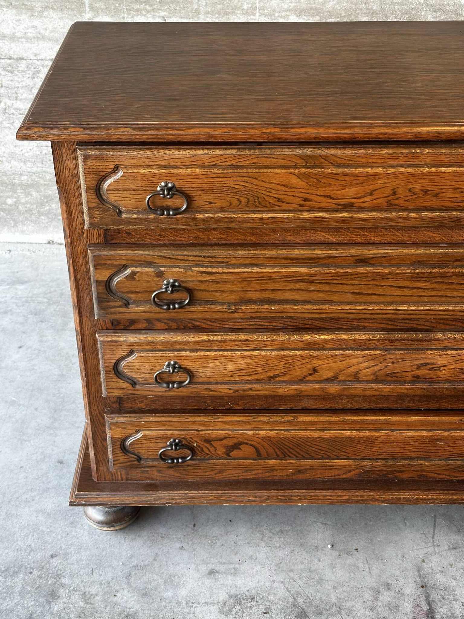 Vintage oak and veneer chest of drawers with 4 drawers.