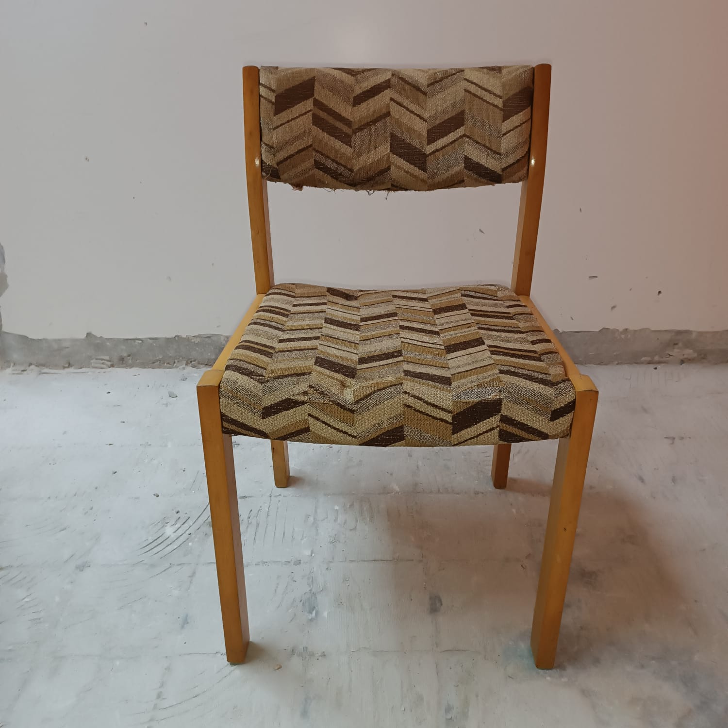 Lots of 4 vintage wooden chairs