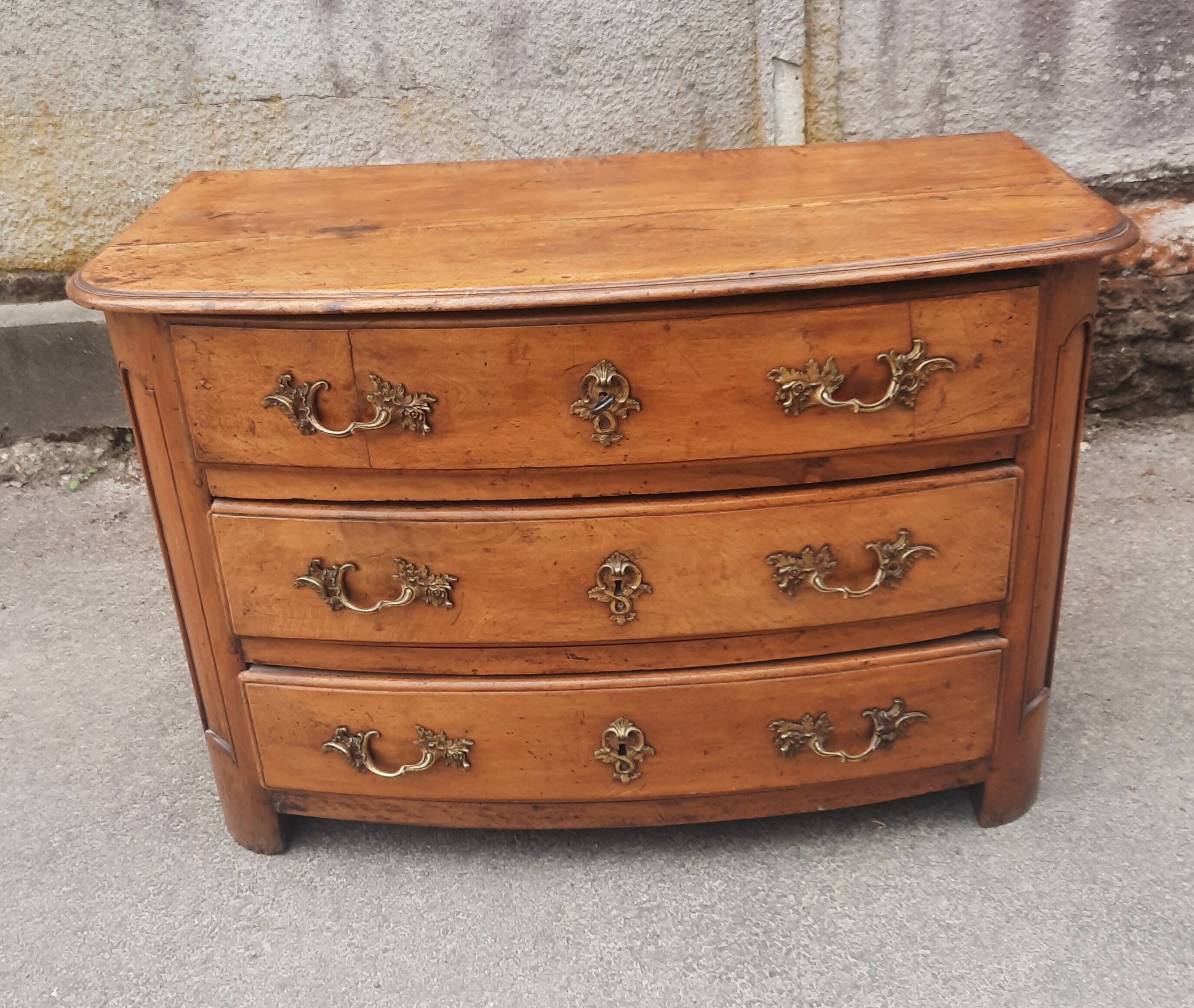 Commode en noyer massif, XVIIIème s.