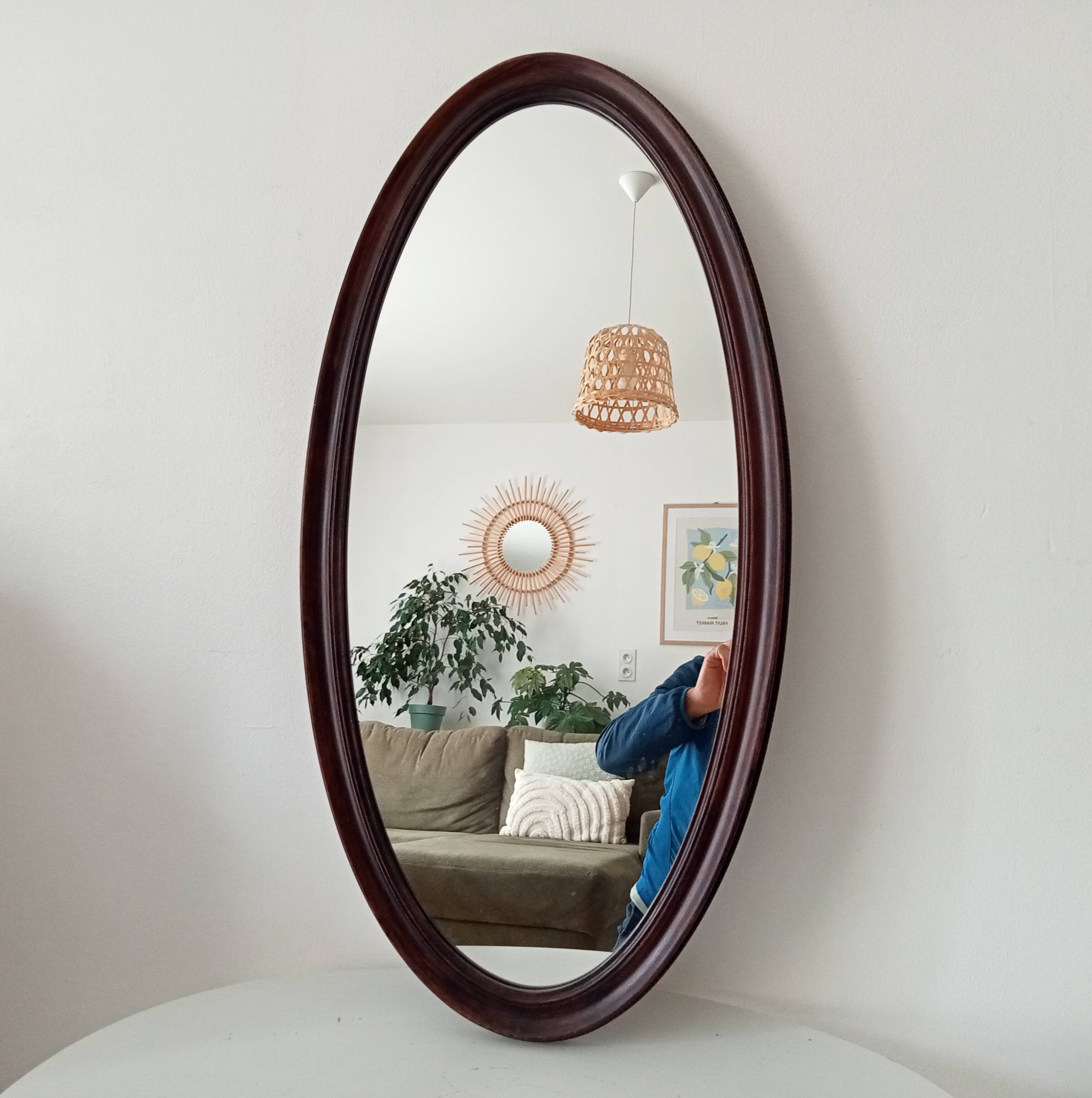 Oval antique mirror in solid wood from the 1960s.