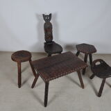 Ensemble de tabourets tripodes et table basse brutaliste